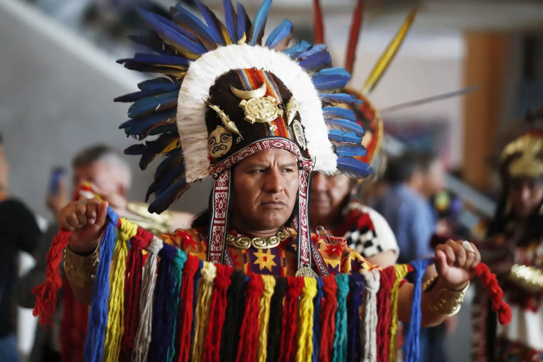 Más de 20 danzantes y músicos deleitaron a turistas nacionales y extranjeros en el Aeropuerto Internacional Jorge Chávez con bailes originarios del Cusco, como antesala a las celebraciones del Inti Raymi que se realizará en junio. Foto: ANDINA/Daniel Bracamonte