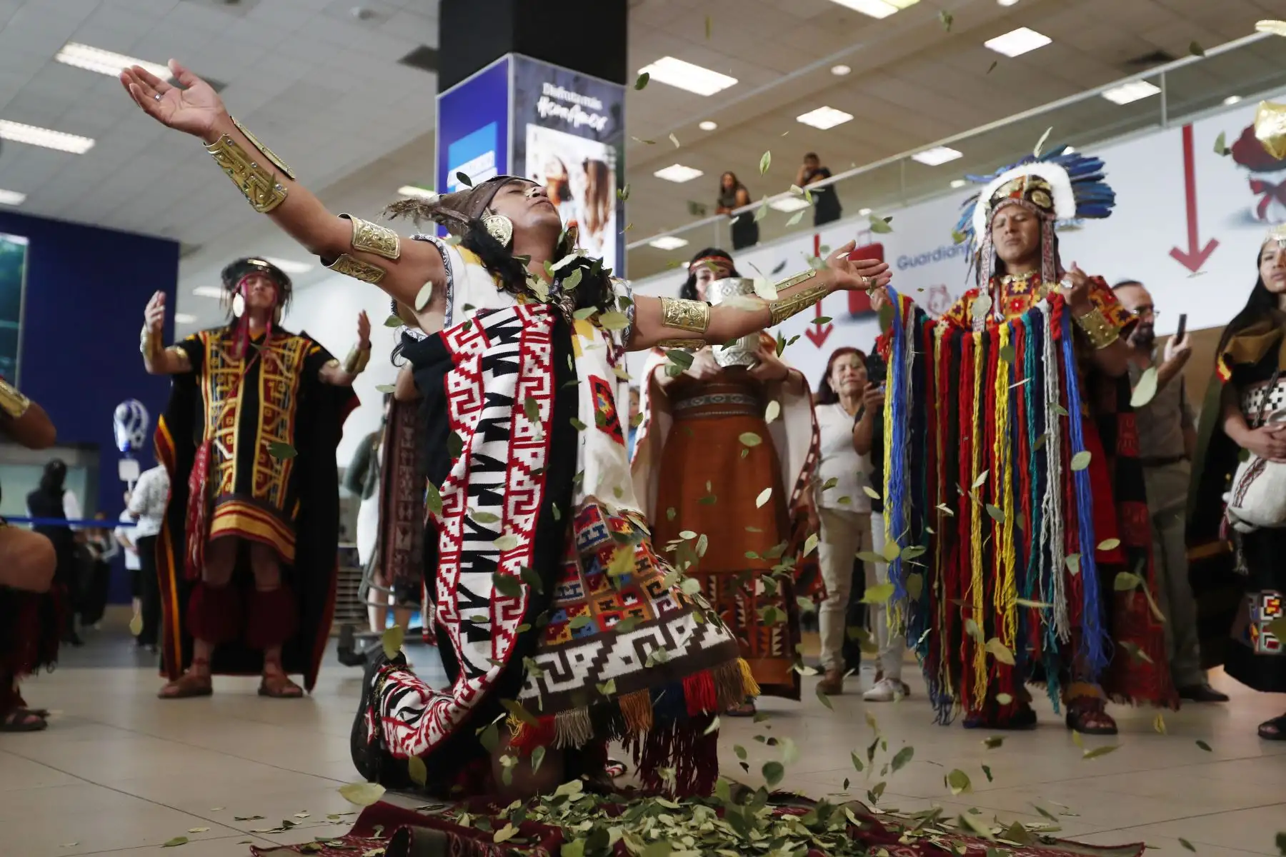 Más de 20 danzantes y músicos deleitaron a turistas nacionales y extranjeros en el Aeropuerto Internacional Jorge Chávez con bailes originarios del Cusco, como antesala a las celebraciones del Inti Raymi que se realizará en junio. Foto: ANDINA/Daniel Bracamonte