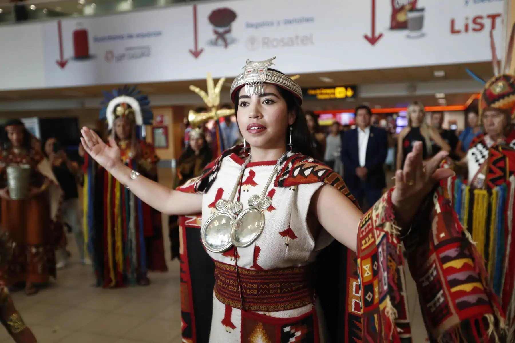 Más de 20 danzantes y músicos deleitaron a turistas nacionales y extranjeros en el Aeropuerto Internacional Jorge Chávez con bailes originarios del Cusco, como antesala a las celebraciones del Inti Raymi que se realizará en junio. Foto: ANDINA/Daniel Bracamonte