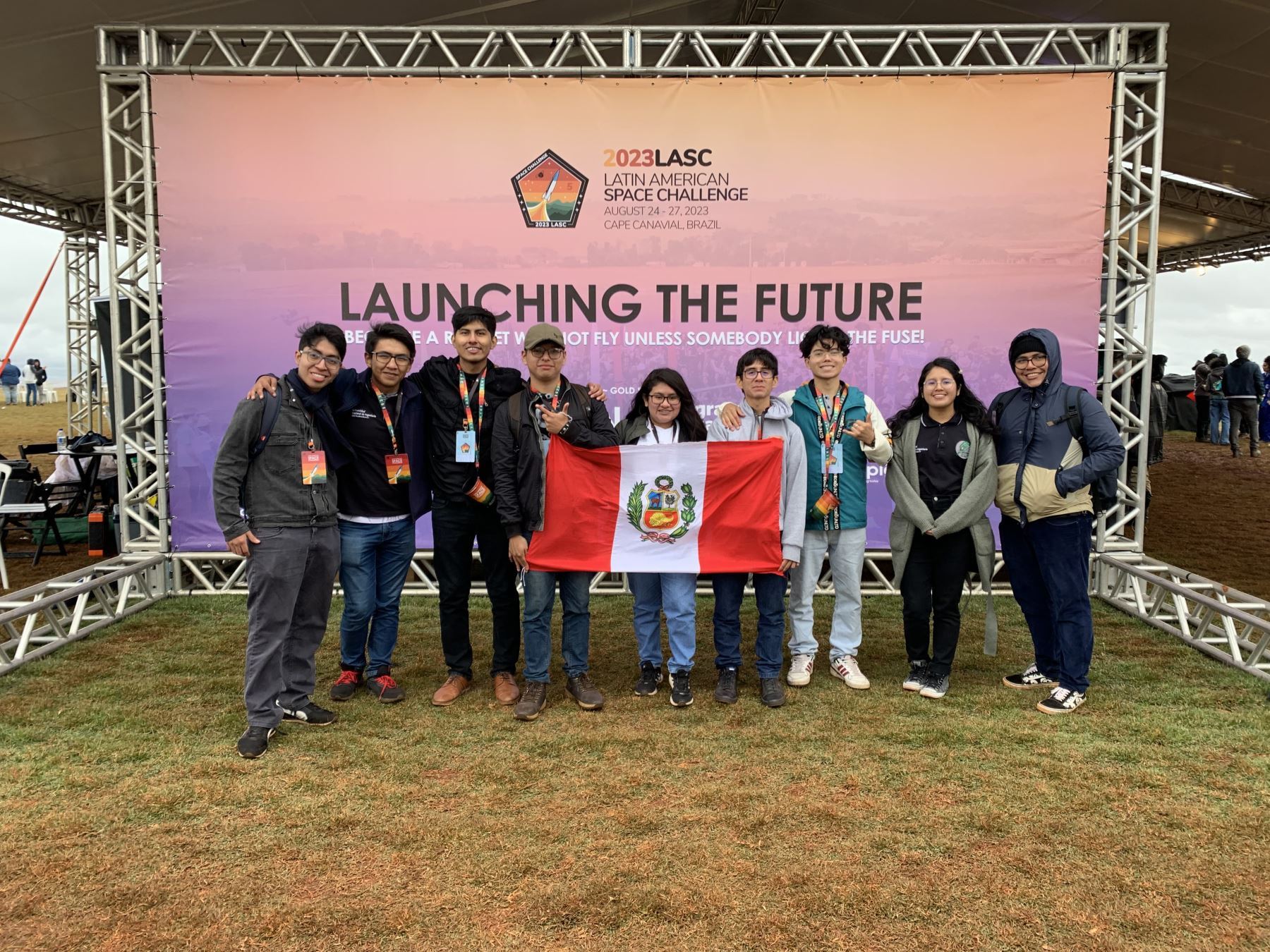 Representantes de cuatro proyectos universitarios fueron invitados a la Agencia Espacial del Perú.