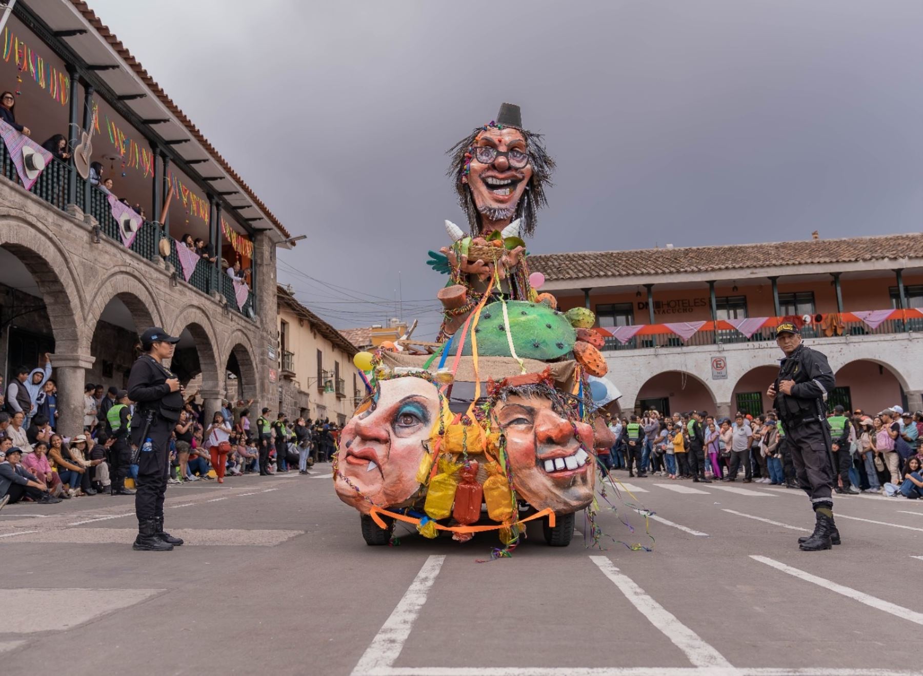 Con la quema del Ño Carnavalón llegó a su fin el Carnaval de Ayacucho, una de las celebraciones más multitudinarias que destaca por su colorido y tradición. ANDINA/Difusión