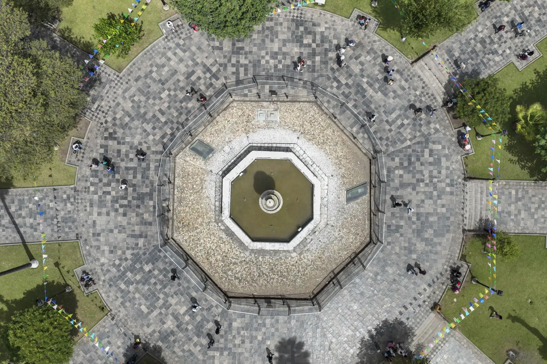 La plaza de Armas de Cajamarca es un sitio emblemático cargado de historia y belleza arquitectónica. Además de ser el corazón de la ciudad, es considerada la más importante de Sudamérica debido a los eventos trascendentales que allí ocurrieron. Rodeada por la imponente catedral, el histórico templo de San Francisco, la Municipalidad y hermosas casonas coloniales, la plaza es un reflejo vivo del pasado y presente, donde convergen la vida cotidiana de los cajamarquinos y el turismo. Foto: ANDINA/Braian Reyna