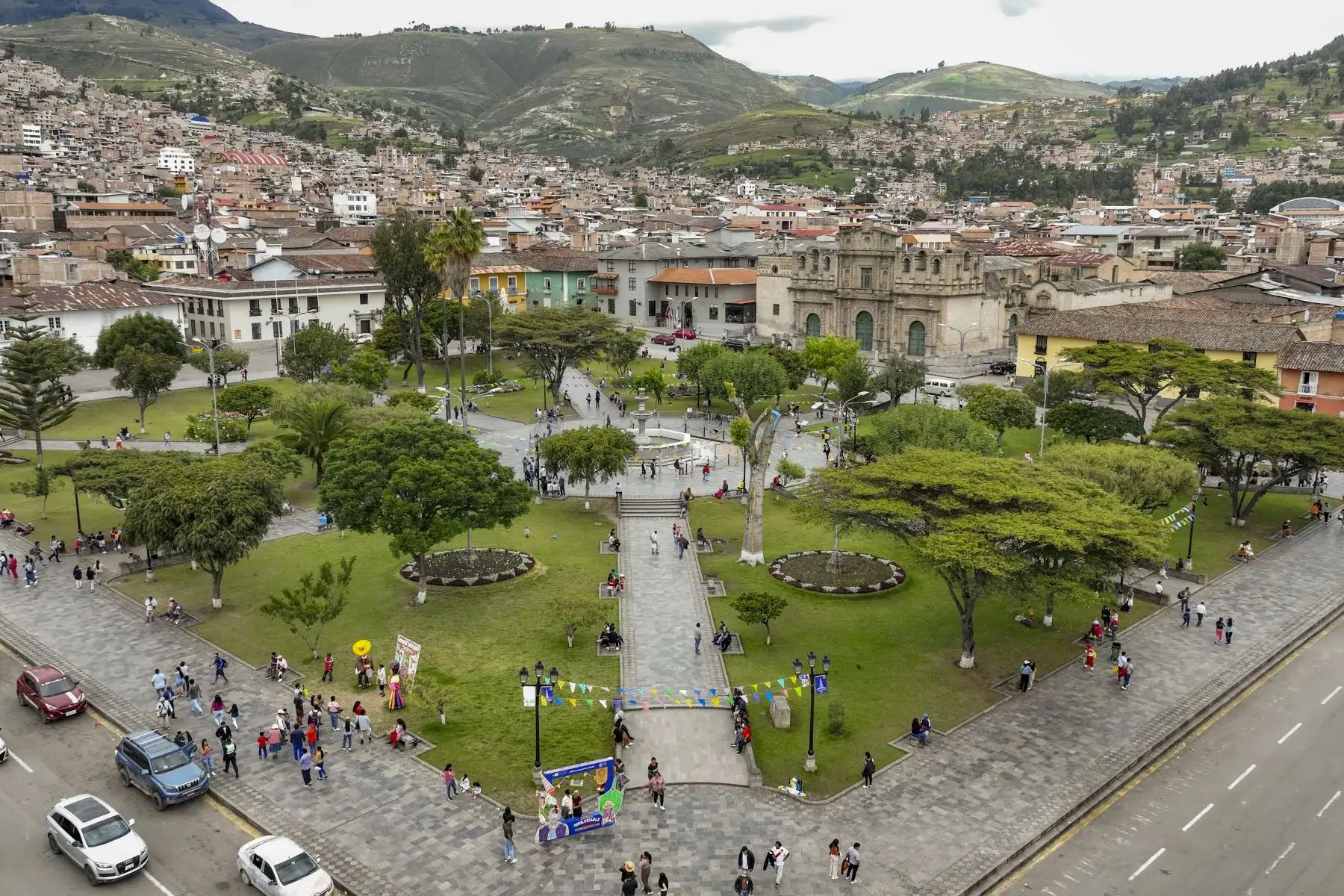 La plaza de Armas de Cajamarca es un sitio emblemático cargado de historia y belleza arquitectónica. Además de ser el corazón de la ciudad, es considerada la más importante de Sudamérica debido a los eventos trascendentales que allí ocurrieron. Rodeada por la imponente catedral, el histórico templo de San Francisco, la Municipalidad y hermosas casonas coloniales, la plaza es un reflejo vivo del pasado y presente, donde convergen la vida cotidiana de los cajamarquinos y el turismo. Foto: ANDINA/Braian Reyna