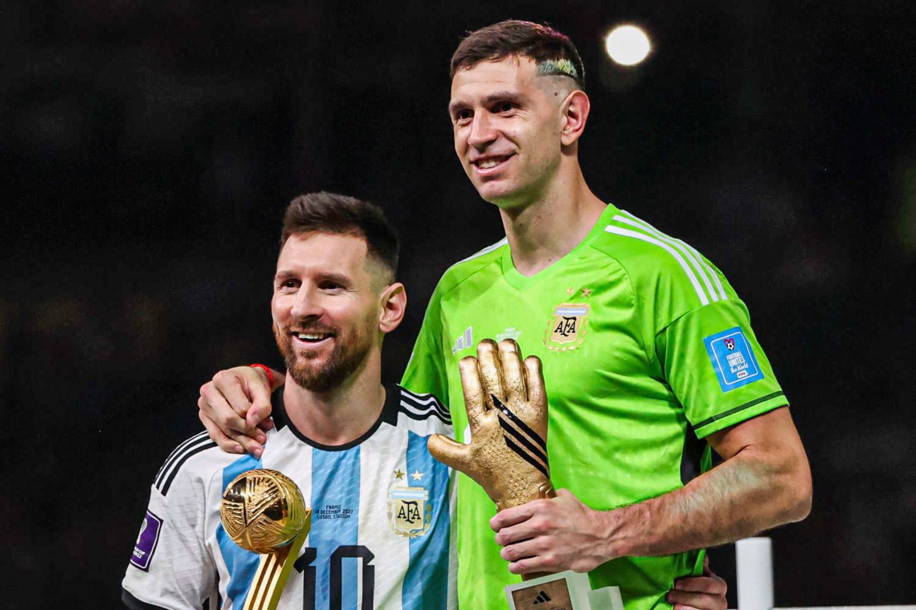 Lionel Messi con "Dibu" Martínez