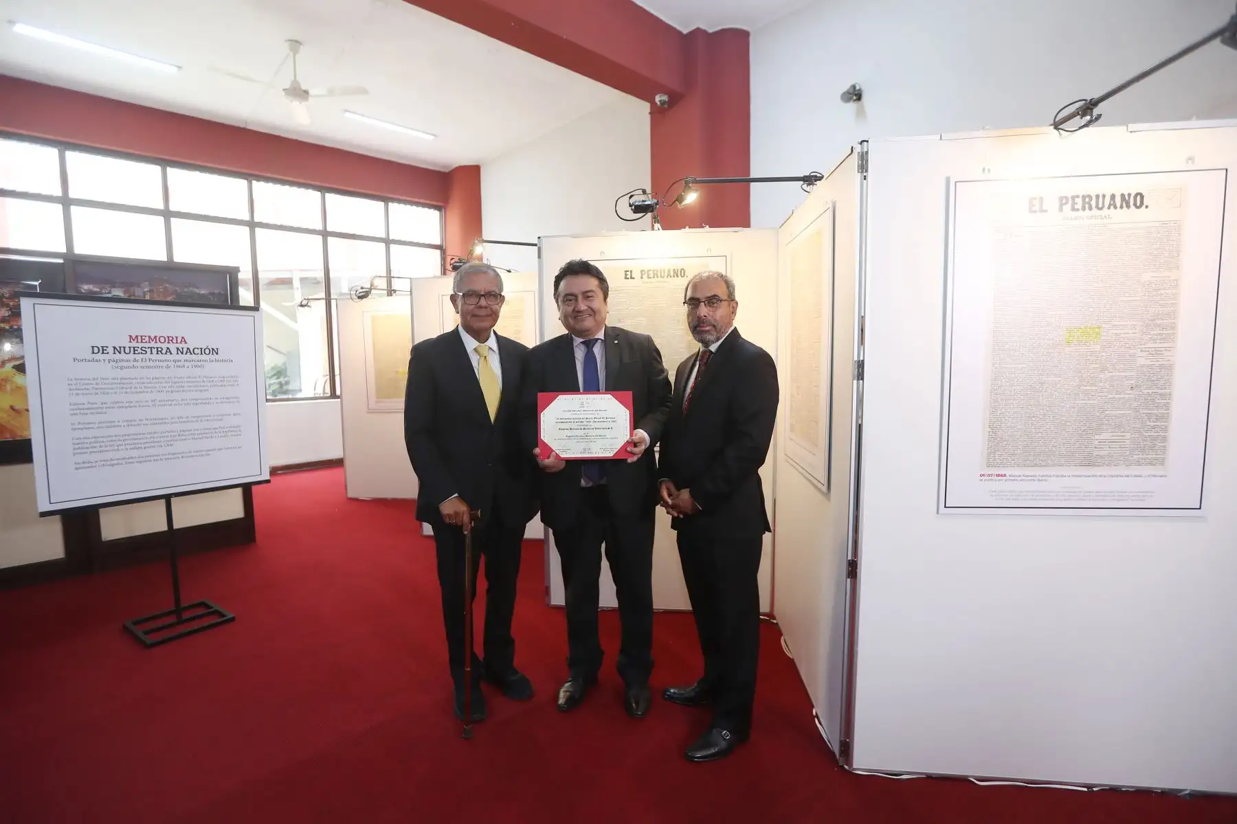 El Diario Oficial El Peruano recibió el Certificado de Registro Peruano Memoria del Mundo de la Naciones Unidas para la educación, la Ciencia y la Cultura (Unesco) de las ediciones comprendidas entre los años 1868, segundo semestre, hasta 1900, En la ceremonia estuvieron presentes el presidente del Comité Peruano de Memoria del Mundo, Fernando López Sánchez, el gerente general y director de medios periodisticos, Felix Paz y el gerente de publicaciones oficiales, Ricardo Montero Foto:ANDINA/Ricardo Cuba