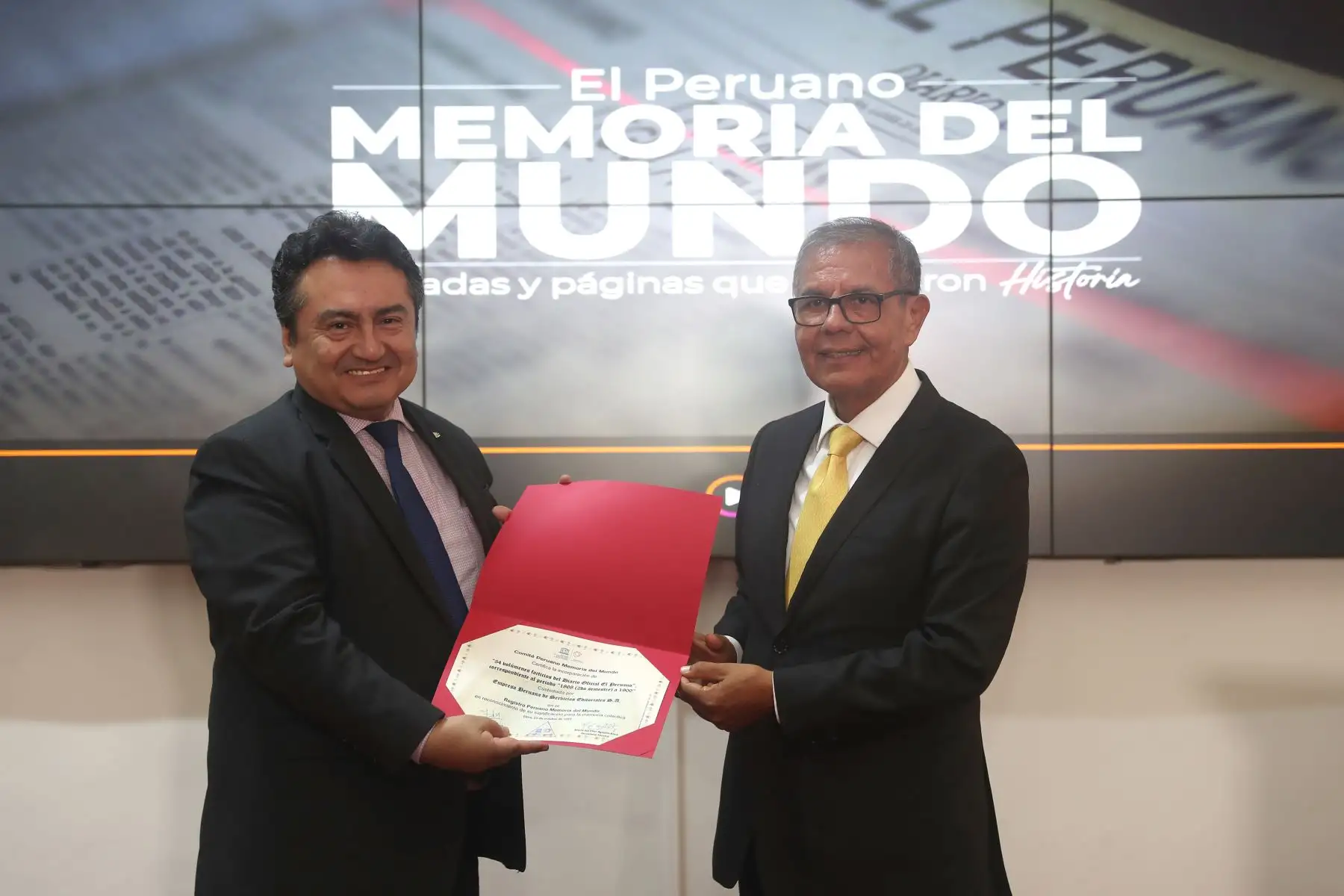 El Diario Oficial El Peruano recibió el Certificado de Registro Peruano Memoria del Mundo de la Naciones Unidas para la educación, la Ciencia y la Cultura (Unesco) de las ediciones comprendidas entre los años 1868, segundo semestre, hasta 1900, En la ceremonia estuvieron presentes el presidente del Comité Peruano de Memoria del Mundo, Fernando López Sánchez, el gerente general y director de medios periodísticos, Felix Paz y el gerente de publicaciones oficiales, Ricardo Montero Foto:ANDINA/Ricardo Cuba