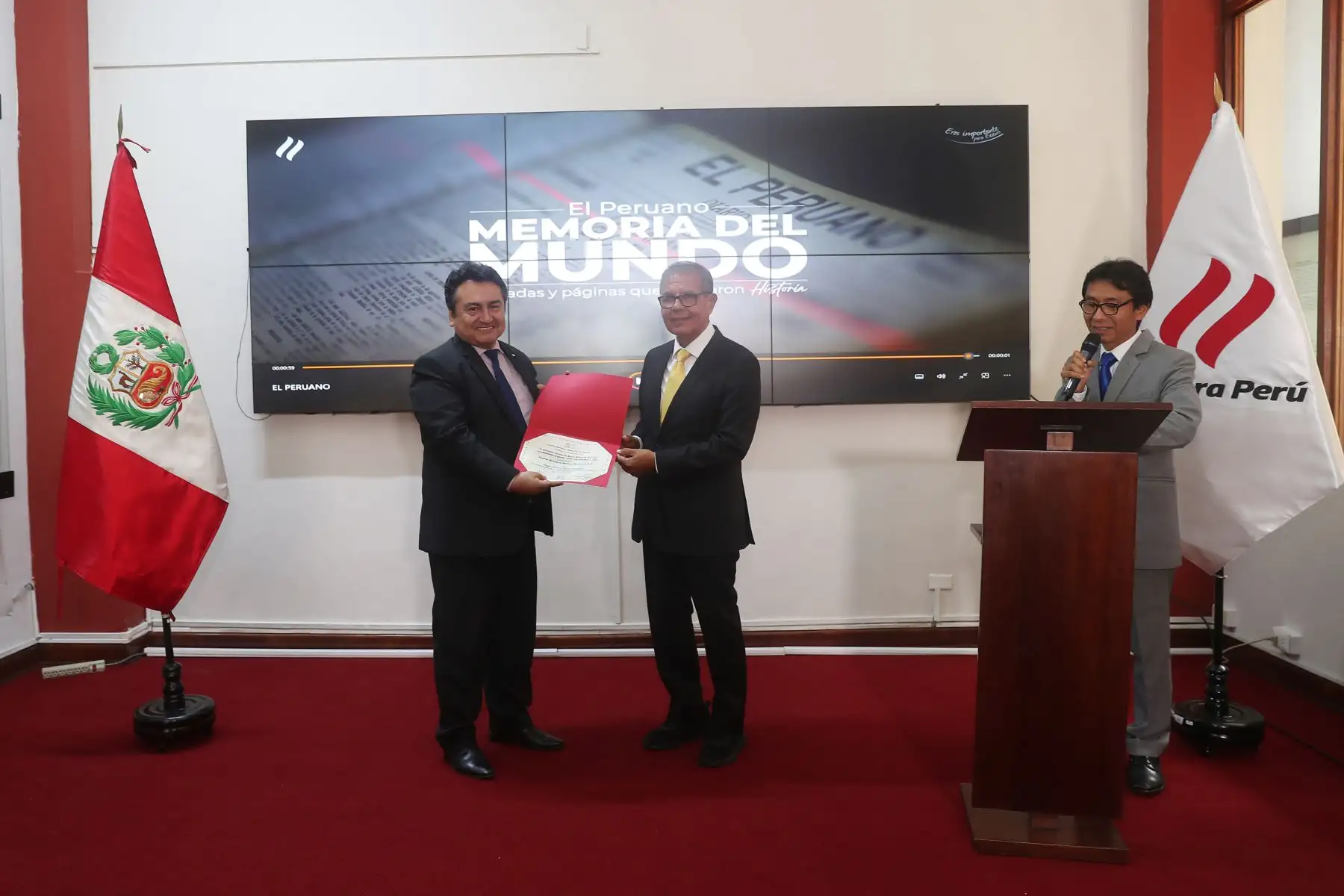 El Diario Oficial El Peruano recibió el Certificado de Registro Peruano Memoria del Mundo de la Naciones Unidas para la educación, la Ciencia y la Cultura (Unesco) de las ediciones comprendidas entre los años 1868, segundo semestre, hasta 1900, En la ceremonia estuvieron presentes el presidente del Comité Peruano de Memoria del Mundo, Fernando López Sánchez, el gerente general y director de medios periodísticos, Felix Paz y el gerente de publicaciones oficiales, Ricardo Montero Foto:ANDINA/Ricardo Cuba