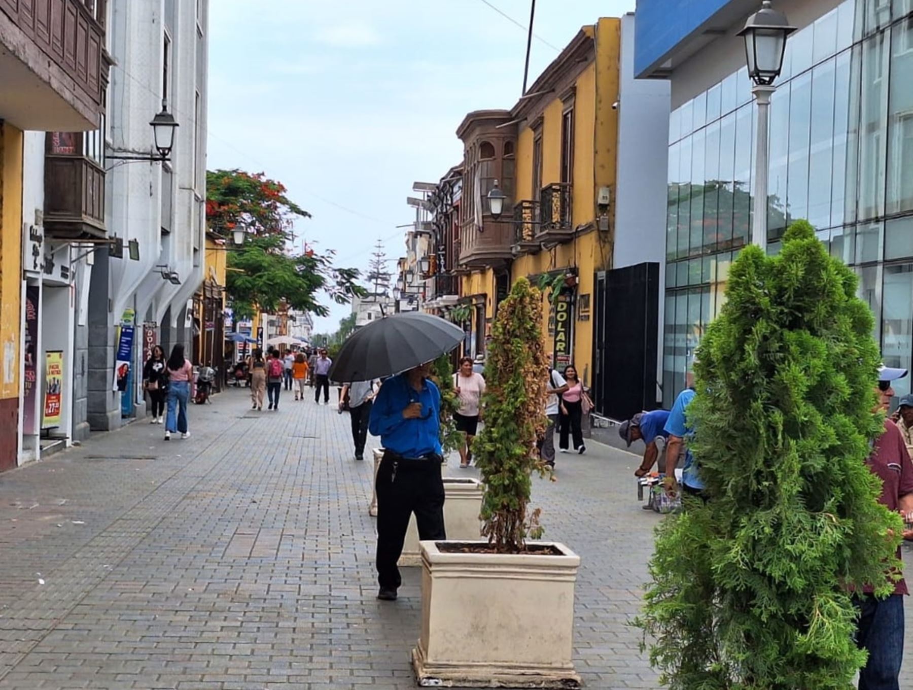 La población de Trujillo deberá usar sombrilla, sombrero, bloqueador solar, entre otras medidas de protección ante la radiación UV que llega a nivel extremadamente alto. ANDINA/Difusión