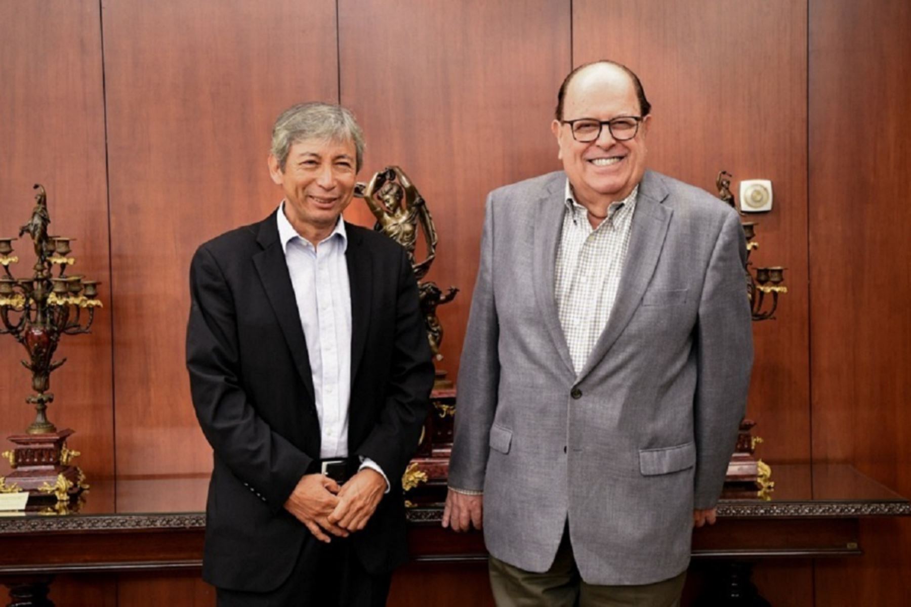 Ministro de Economía y Finanzas, José Arista Arbildo y el presidente del Banco Central de Reserva del Perú, Julio Velarde, sostuvieron una reunión donde abordaron la coyuntura económica del país. Foto: Cortesía.