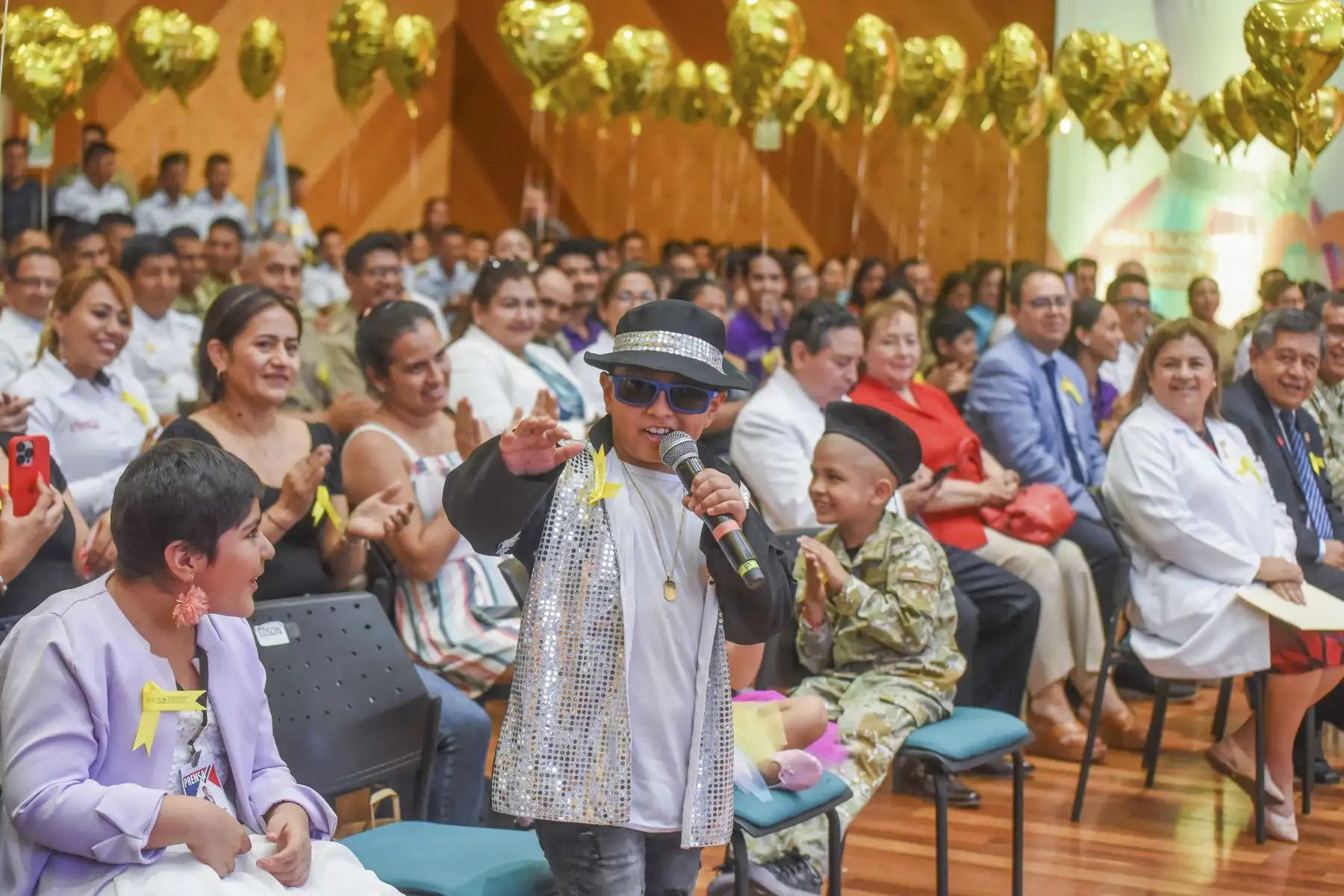 En el Día Mundial de Lucha contra el Cáncer Infantil que se conmemora cada 15 de febrero, cinco niños que hoy luchan contra la leucemia se convirtieron en símbolo de la campaña “Aliados por un sueño” y expresaron su deseo de alcanzar metas a futuro. Diversas instituciones como la Fuerza Aérea del Perú, Ejército Peruano, cantantes de cumbia, periodistas y academias de baile expresaron su apoyo a estos pequeños donando sangre y plaquetas, insumos indispensables para cumplir con el tratamiento médico.
Foto: ANDINA/INSN San Borja