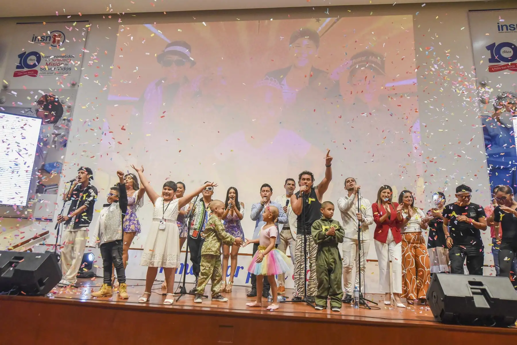 En el Día Mundial de Lucha contra el Cáncer Infantil que se conmemora cada 15 de febrero, cinco niños que hoy luchan contra la leucemia se convirtieron en símbolo de la campaña “Aliados por un sueño” y expresaron su deseo de alcanzar metas a futuro. Diversas instituciones como la Fuerza Aérea del Perú, Ejército Peruano, cantantes de cumbia, periodistas y academias de baile expresaron su apoyo a estos pequeños donando sangre y plaquetas, insumos indispensables para cumplir con el tratamiento médico.
Foto: ANDINA/INSN San Borja
