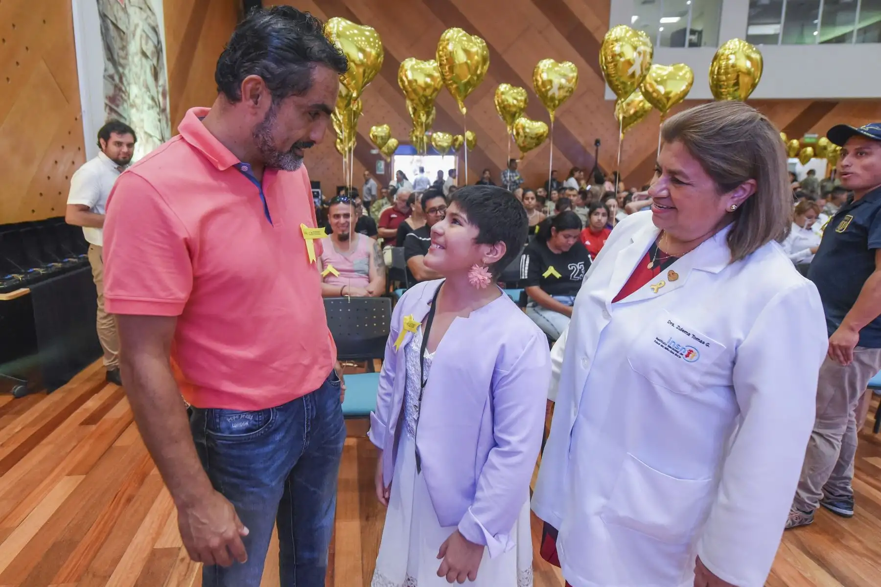 En el Día Mundial de Lucha contra el Cáncer Infantil que se conmemora cada 15 de febrero, cinco niños que hoy luchan contra la leucemia se convirtieron en símbolo de la campaña “Aliados por un sueño” y expresaron su deseo de alcanzar metas a futuro. Diversas instituciones como la Fuerza Aérea del Perú, Ejército Peruano, cantantes de cumbia, periodistas y academias de baile expresaron su apoyo a estos pequeños donando sangre y plaquetas, insumos indispensables para cumplir con el tratamiento médico.
Foto: ANDINA/INSN San Borja