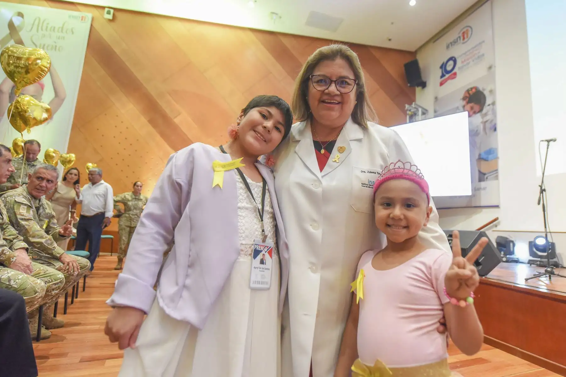 En el Día Mundial de Lucha contra el Cáncer Infantil que se conmemora cada 15 de febrero, cinco niños que hoy luchan contra la leucemia se convirtieron en símbolo de la campaña “Aliados por un sueño” y expresaron su deseo de alcanzar metas a futuro. Diversas instituciones como la Fuerza Aérea del Perú, Ejército Peruano, cantantes de cumbia, periodistas y academias de baile expresaron su apoyo a estos pequeños donando sangre y plaquetas, insumos indispensables para cumplir con el tratamiento médico.
Foto: ANDINA/INSN San Borja