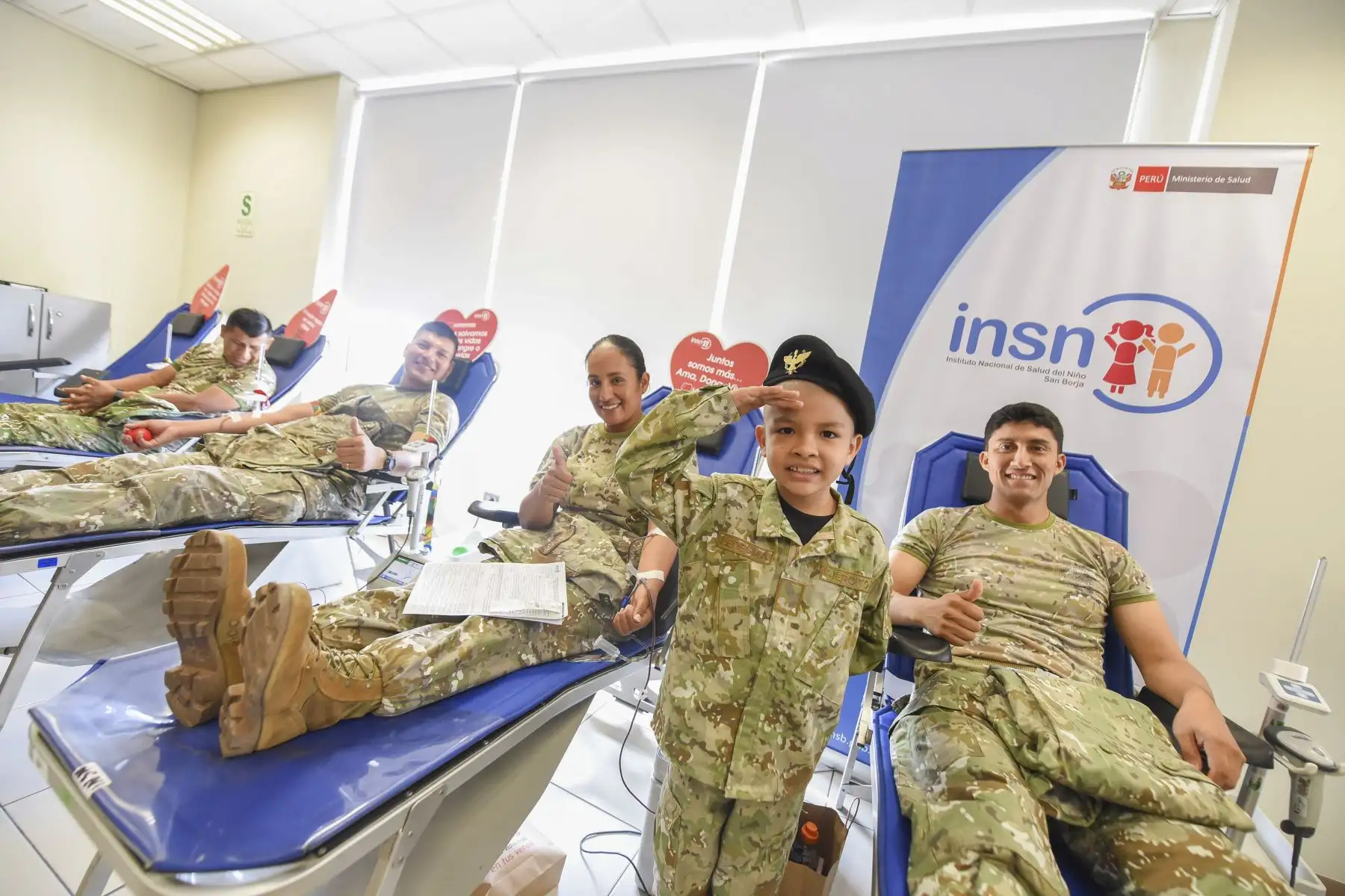 En el Día Mundial de Lucha contra el Cáncer Infantil que se conmemora cada 15 de febrero, cinco niños que hoy luchan contra la leucemia se convirtieron en símbolo de la campaña “Aliados por un sueño” y expresaron su deseo de alcanzar metas a futuro. Diversas instituciones como la Fuerza Aérea del Perú, Ejército Peruano, cantantes de cumbia, periodistas y academias de baile expresaron su apoyo a estos pequeños donando sangre y plaquetas, insumos indispensables para cumplir con el tratamiento médico.
Foto: ANDINA/INSN San Borja