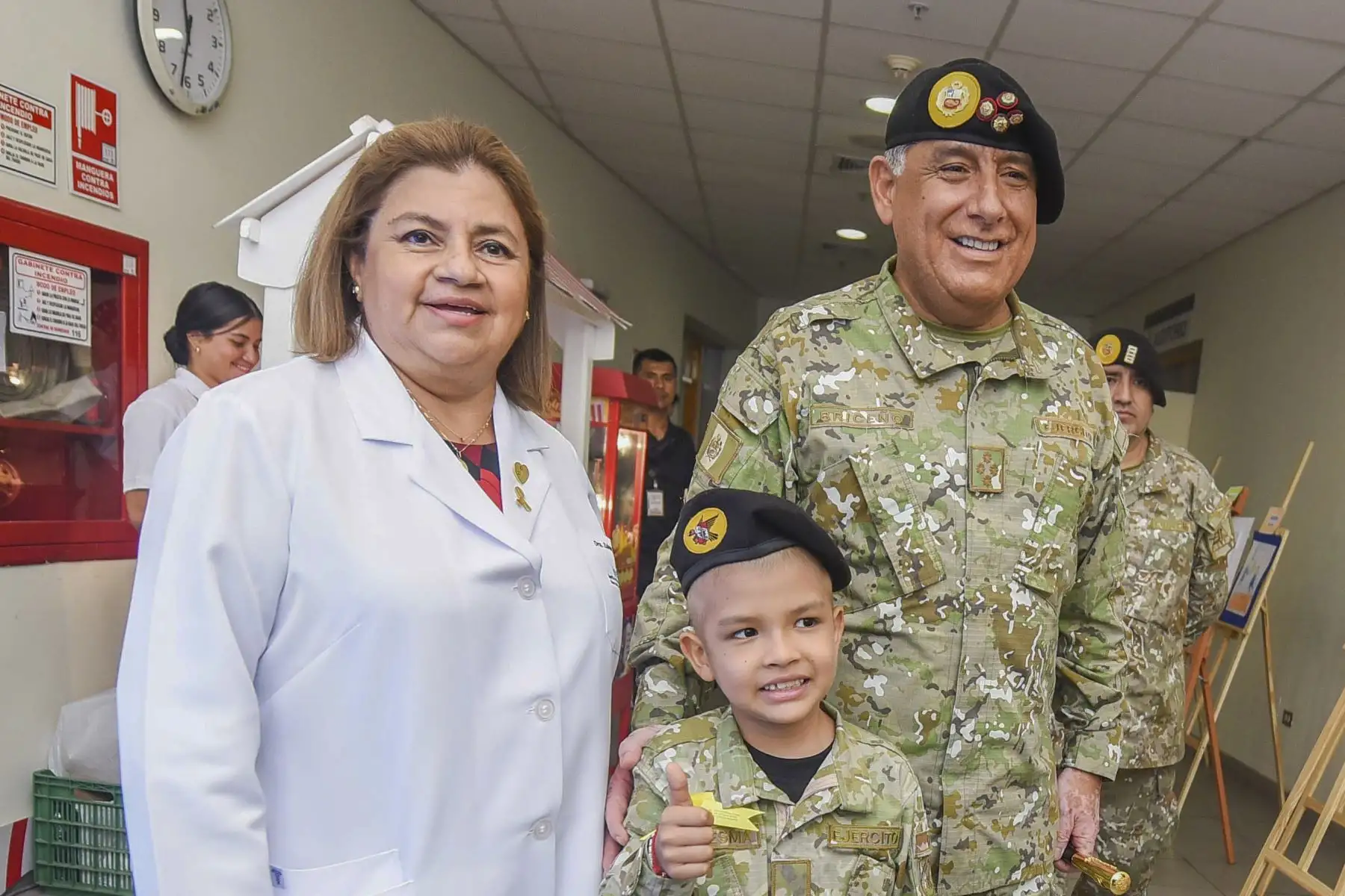 En el Día Mundial de Lucha contra el Cáncer Infantil que se conmemora cada 15 de febrero, cinco niños que hoy luchan contra la leucemia se convirtieron en símbolo de la campaña “Aliados por un sueño” y expresaron su deseo de alcanzar metas a futuro. Diversas instituciones como la Fuerza Aérea del Perú, Ejército Peruano, cantantes de cumbia, periodistas y academias de baile expresaron su apoyo a estos pequeños donando sangre y plaquetas, insumos indispensables para cumplir con el tratamiento médico.
Foto: ANDINA/INSN San Borja