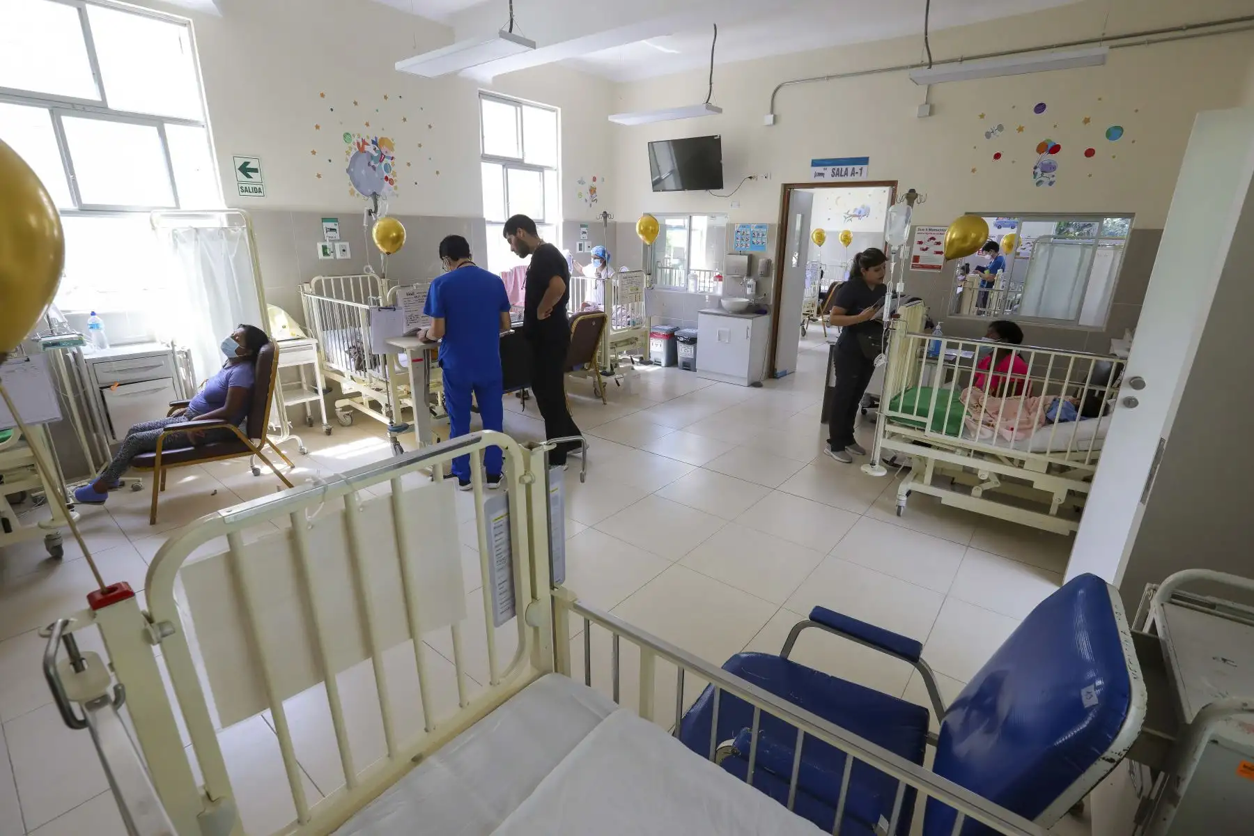 A su turno, la directora ejecutiva del Departamento de Oncología Pediátrica del INEN, Rosdali Díaz, precisó que estos avances no solo han elevado los estándares de atención, sino que también han tenido un impacto positivo en la calidad de vida y las tasas de supervivencia de los jóvenes pacientes.
Foto: ANDINA/MINSA