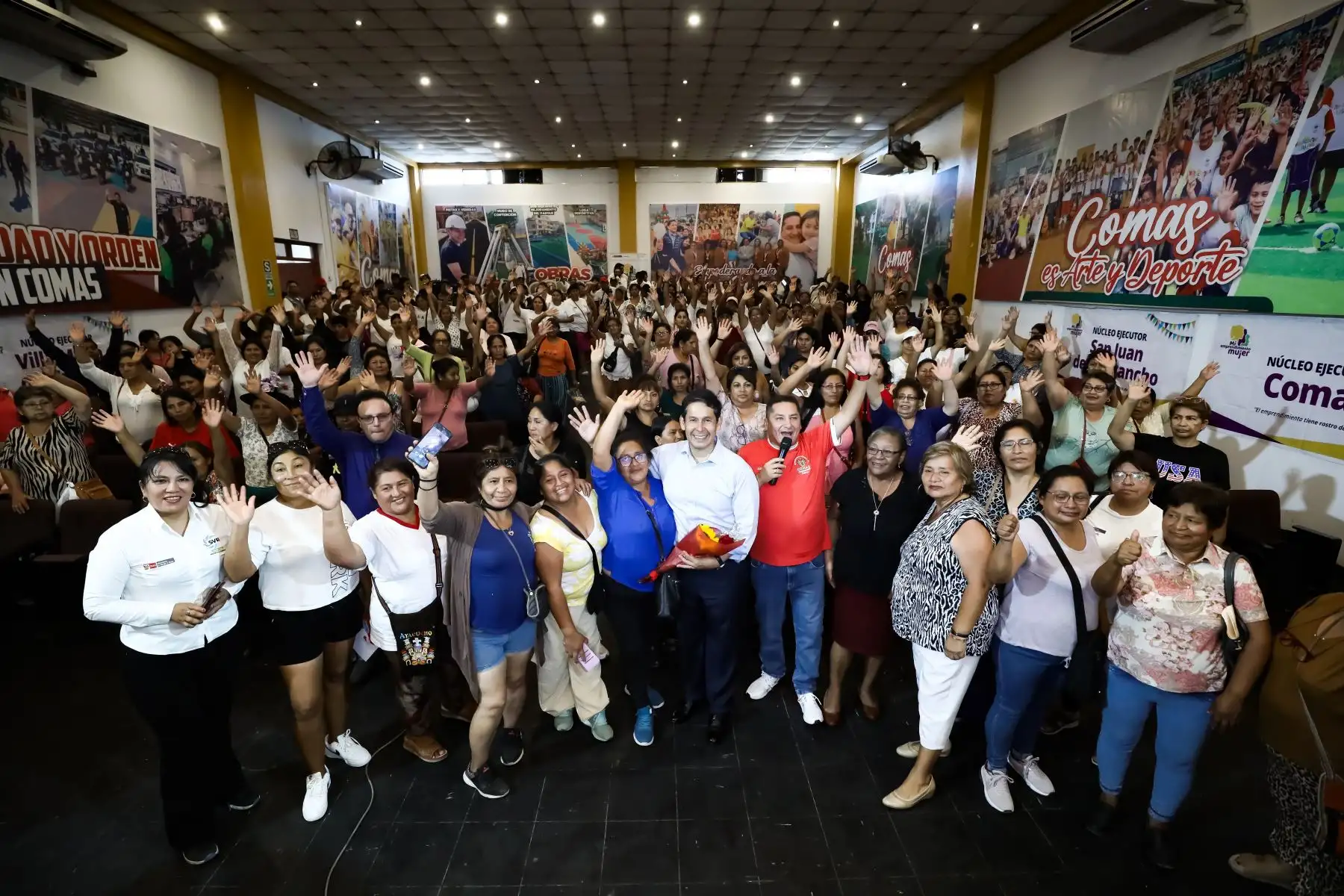 El ministro Julio Demartini (Midis) entregó equipos y máquinas para impulsar emprendimientos gestionados por mujeres. Foto: MIDIS/Difusión.
