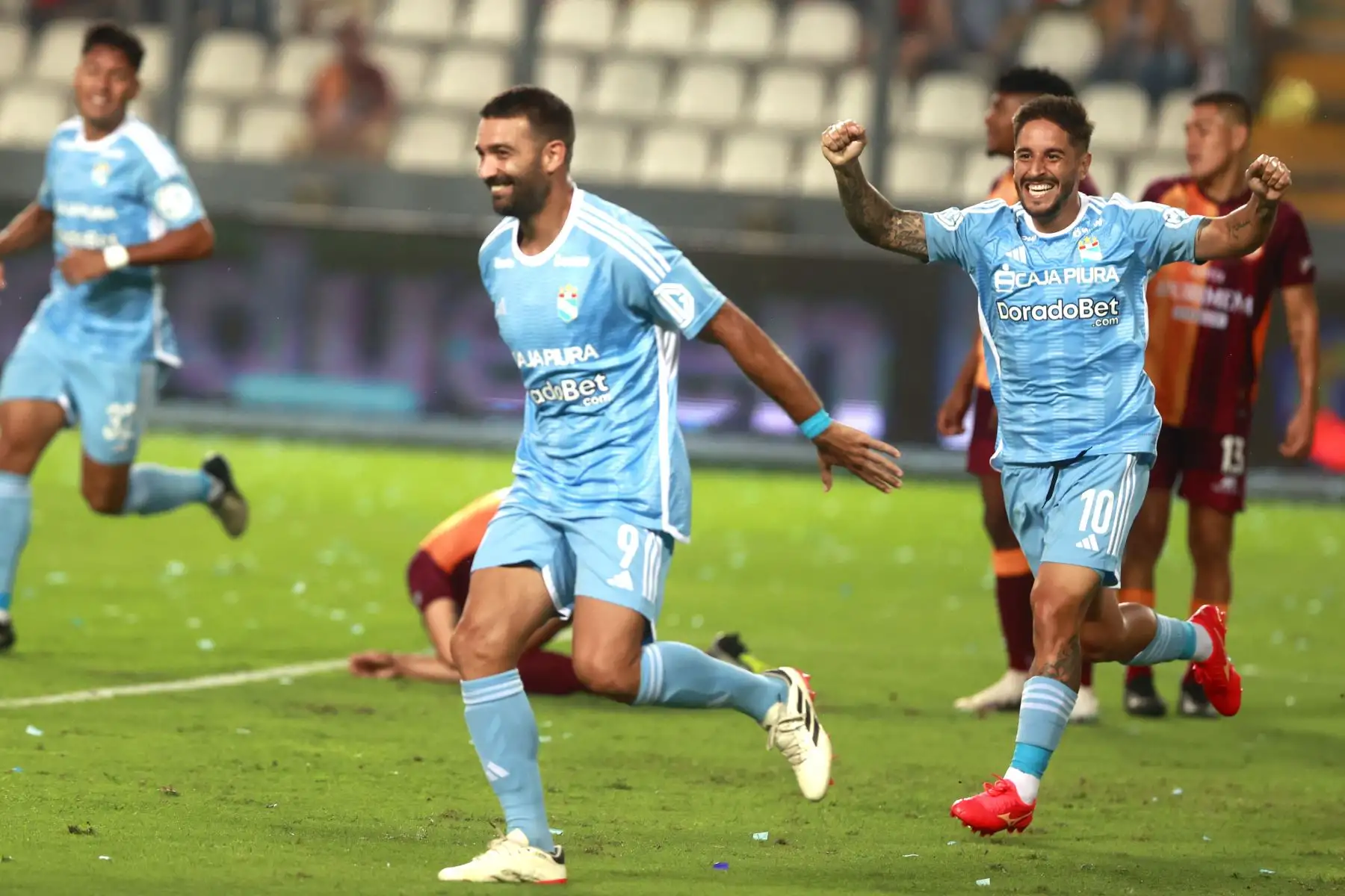 Con tres goles del atacante uruguayo Martín Cauteruccio y uno de Leandro Sosa, Sporting Cristal derrota por 4 a 1 a Los Chankas de Andahuaylas, en el segundo tiempo del partido que se juega esta noche en el estadio Nacional de Lima.
Foto: ANDINA/Vidal Tarqui