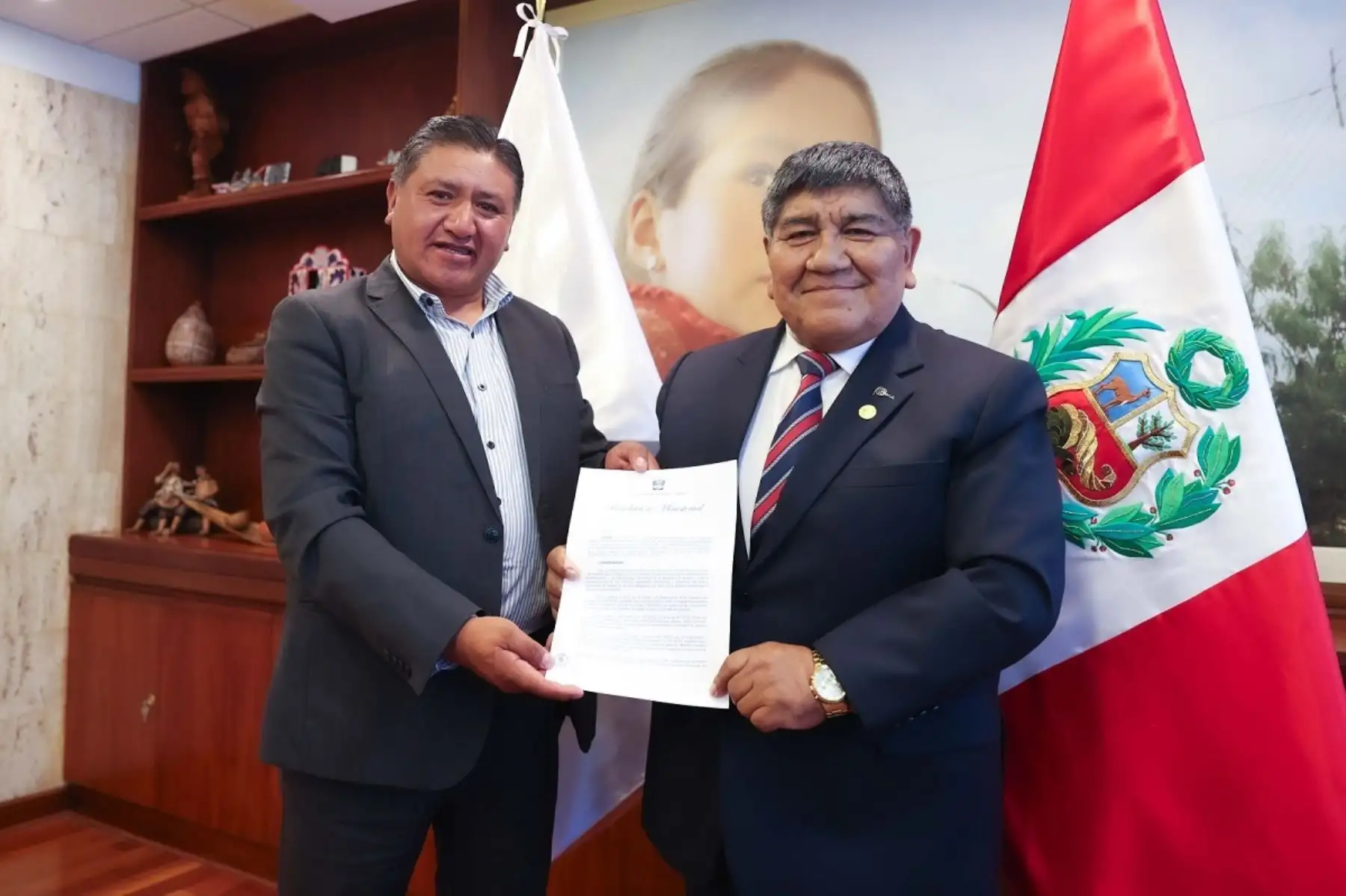 Edmundo Cáceres, alcalde de Carabaya con el ministro de Energía y Minas, Rómulo Mucho, con la resolución ministerial que crea el  Grupo de Trabajo Multisectorial para el Desarrollo Sostenible de la provincia de Carabaya, región Puno. Foto: Cortesía.