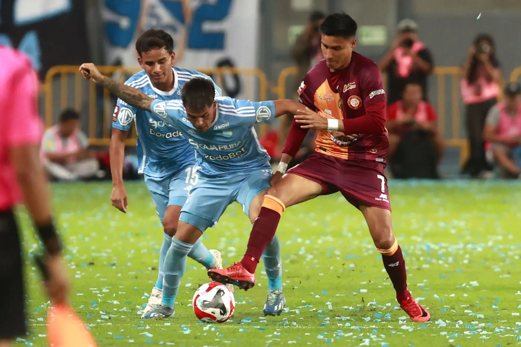 Con tres goles del atacante uruguayo Martín Cauteruccio y uno de Leandro Sosa, Sporting Cristal derrota por 4 a 1 a Los Chankas de Andahuaylas, en el segundo tiempo del partido que se juega esta noche en el estadio Nacional de Lima.
Foto: ANDINA/Vidal Tarqui