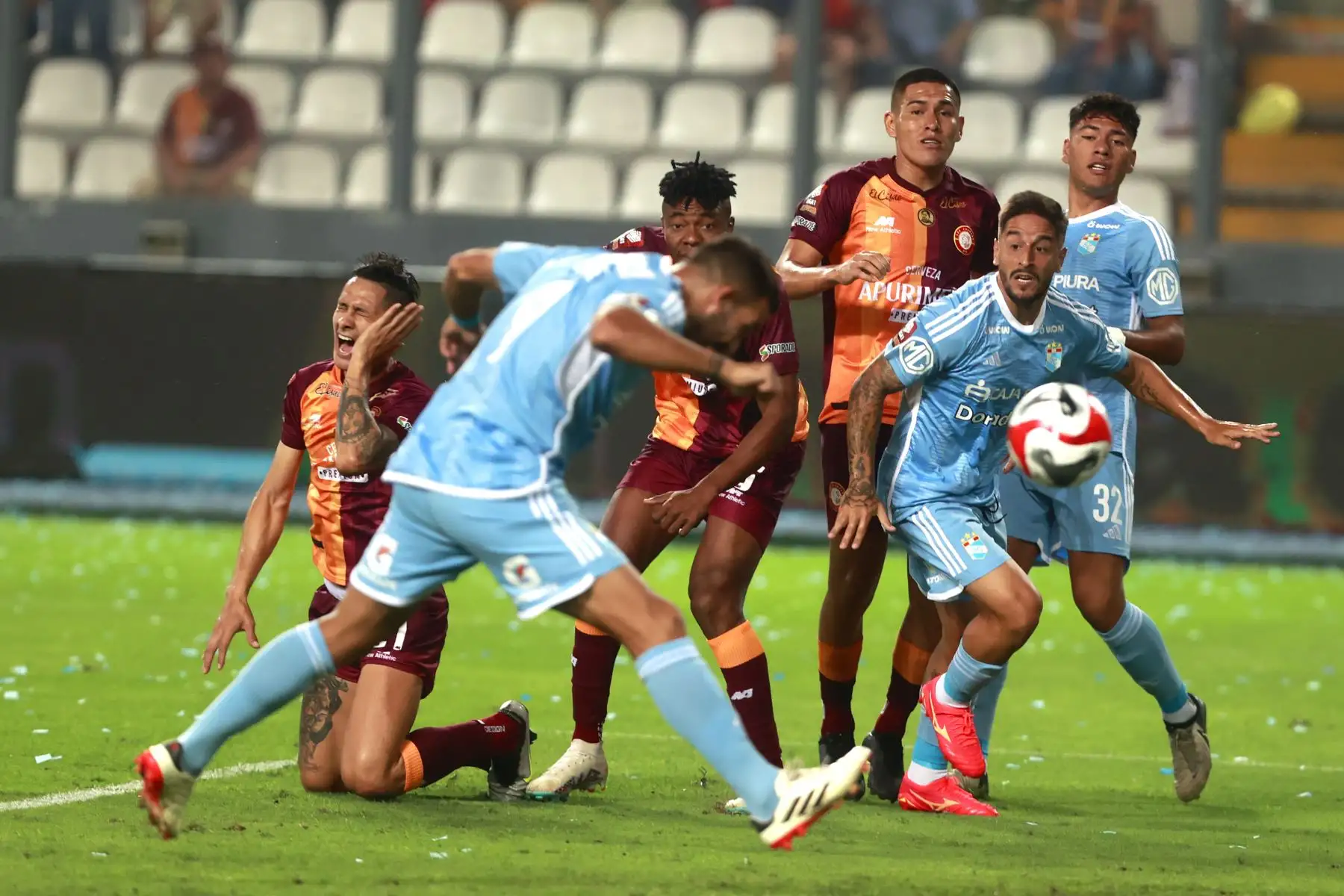 Con tres goles del atacante uruguayo Martín Cauteruccio y uno de Leandro Sosa, Sporting Cristal derrota por 4 a 1 a Los Chankas de Andahuaylas, en el segundo tiempo del partido que se juega esta noche en el estadio Nacional de Lima.
Foto: ANDINA/Vidal Tarqui