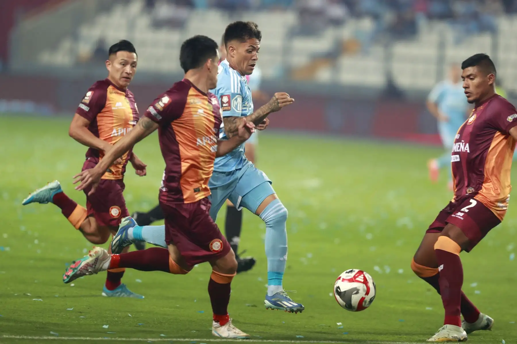 Con tres goles del atacante uruguayo Martín Cauteruccio y uno de Leandro Sosa, Sporting Cristal derrota por 4 a 1 a Los Chankas de Andahuaylas, en el segundo tiempo del partido que se juega esta noche en el estadio Nacional de Lima.
Foto: ANDINA/Vidal Tarqui