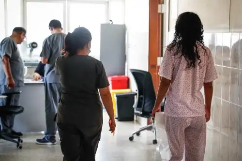 En el 2023, el servicio de emergencias del INSM/HD-HN realizó 18,000 atenciones, siendo las más frecuentes las relacionadas con trastornos depresivos, trastornos de personalidad limítrofe, así como la ciberadicción y trastorno de conducta en niños, niñas y adolescentes. Foto: ANDINA/Daniel Bracamonte.