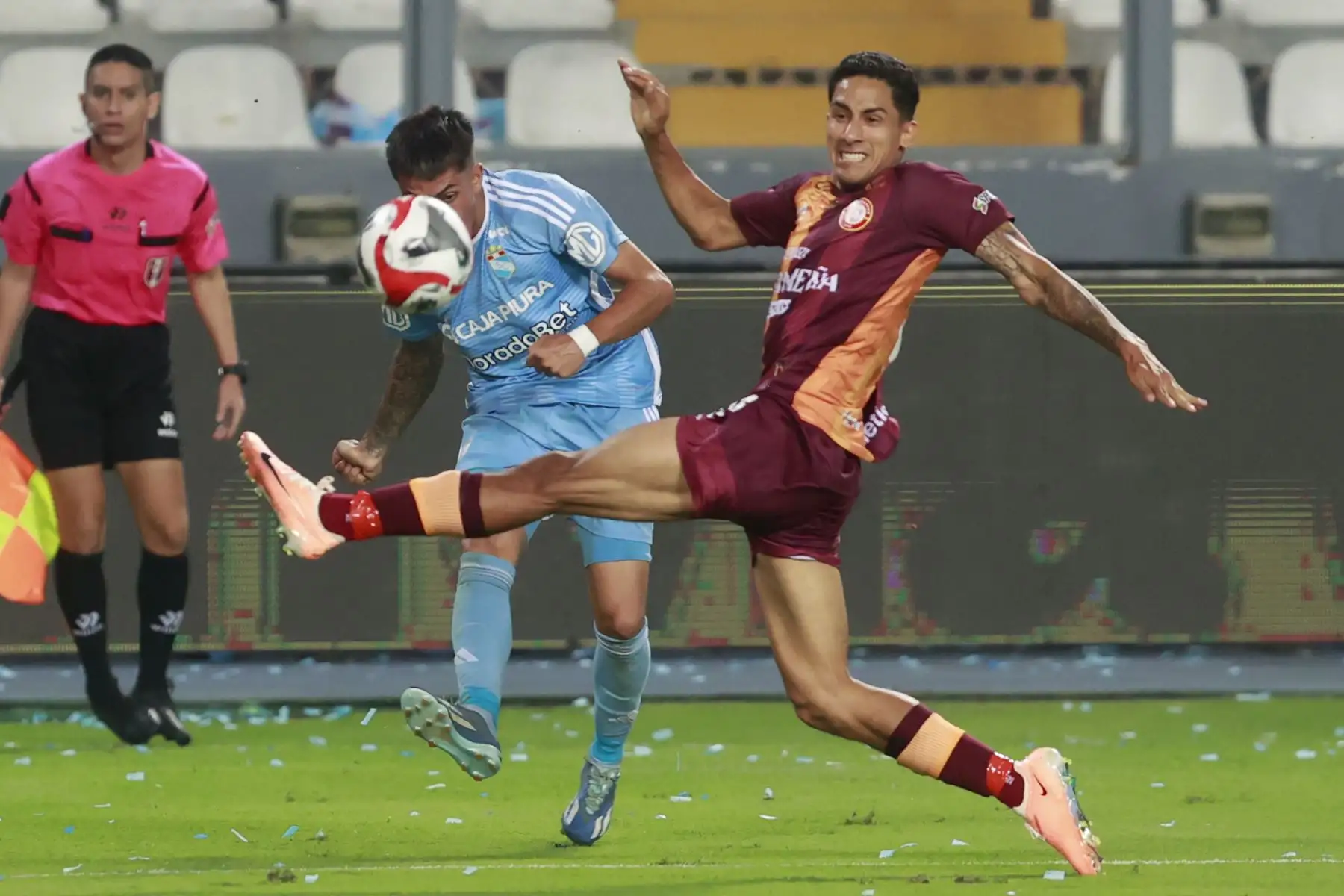 Sporting Cristal derrota por 4 a 1 a Los Chankas de Andahuaylas, en el segundo tiempo del partido que se juega esta noche en el estadio Nacional de Lima.
Foto: ANDINA/Vidal Tarqui
