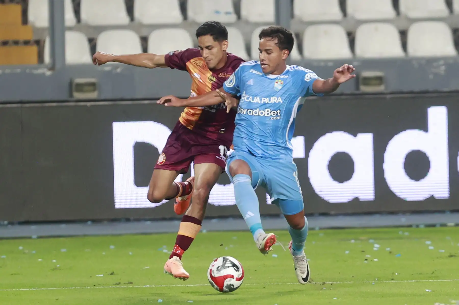 Sporting Cristal derrota por 4 a 1 a Los Chankas de Andahuaylas, en el segundo tiempo del partido que se juega esta noche en el estadio Nacional de Lima.
Foto: ANDINA/Vidal Tarqui