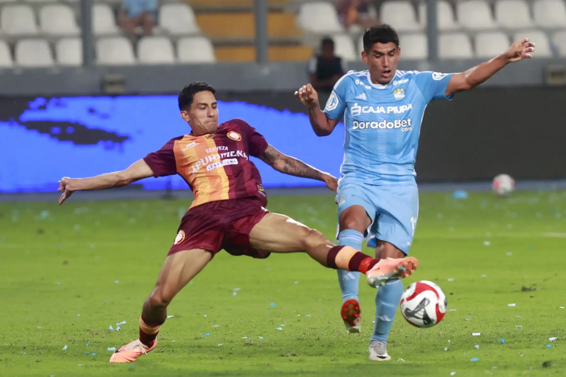 Sporting Cristal derrota por 4 a 1 a Los Chankas de Andahuaylas, en el segundo tiempo del partido que se juega esta noche en el estadio Nacional de Lima.
Foto: ANDINA/Vidal Tarqui