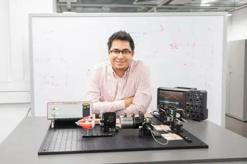 El científico Fernando Zvietcovich creo prototipos para luchar contra el queratocono..