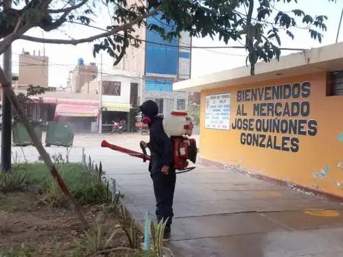 La Municipalidad Provincial de Chiclayo inició la fumigación y desinfección de los mercados de la capital de la región Lambayeque para prevenir posibles casos de dengue. ANDINA/Difusión