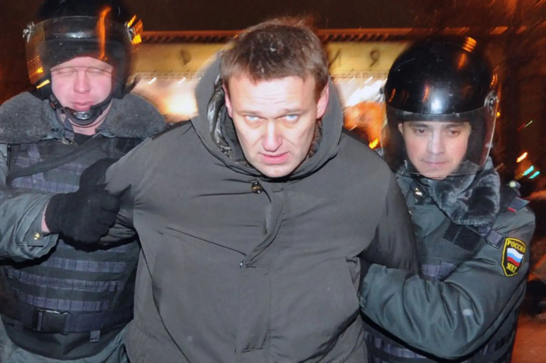 Agentes de policía detienen a uno de los líderes del movimiento de protesta, Alexei Navalny, en la plaza Pushkinskaya de Moscú, el 5 de marzo de 2012, Foto: AFP
