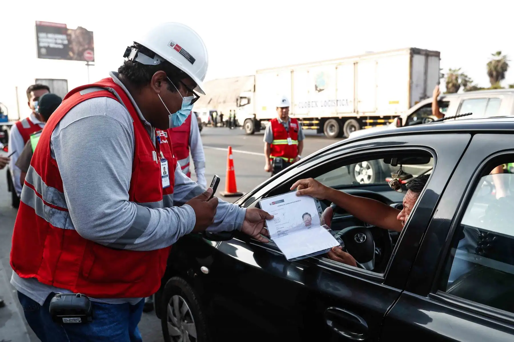 Efectivos de la Sutran, con el apoyo de la Policía Nacional, realizan un operativo en el distrito de Villa El Salvador, a la altura de la estación del peaje, en la vía Panamericana Sur, en contra del transporte informal. Foto: ANDINA/ Daniel Bracamonte