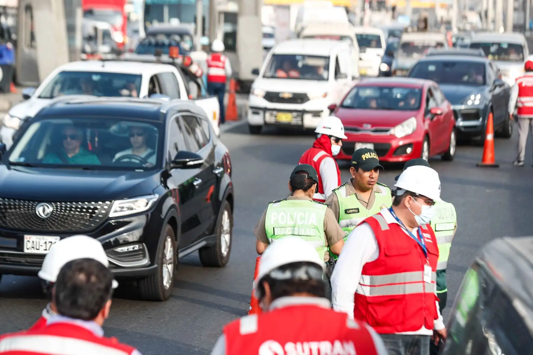 Efectivos de la Sutran, con el apoyo de la Policía Nacional, realizan un operativo en el distrito de Villa El Salvador, a la altura de la estación del peaje, en la vía Panamericana Sur, en contra del transporte informal. Foto: ANDINA/ Daniel Bracamonte