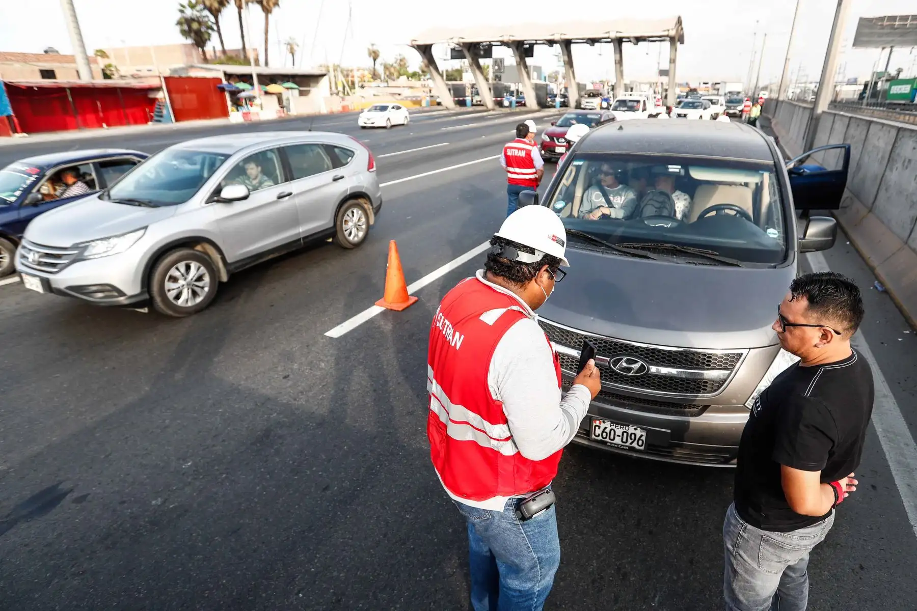 Efectivos de la Sutran, con el apoyo de la Policía Nacional, realizan un operativo en el distrito de Villa El Salvador, a la altura de la estación del peaje, en la vía Panamericana Sur, en contra del transporte informal. Foto: ANDINA/ Daniel Bracamonte