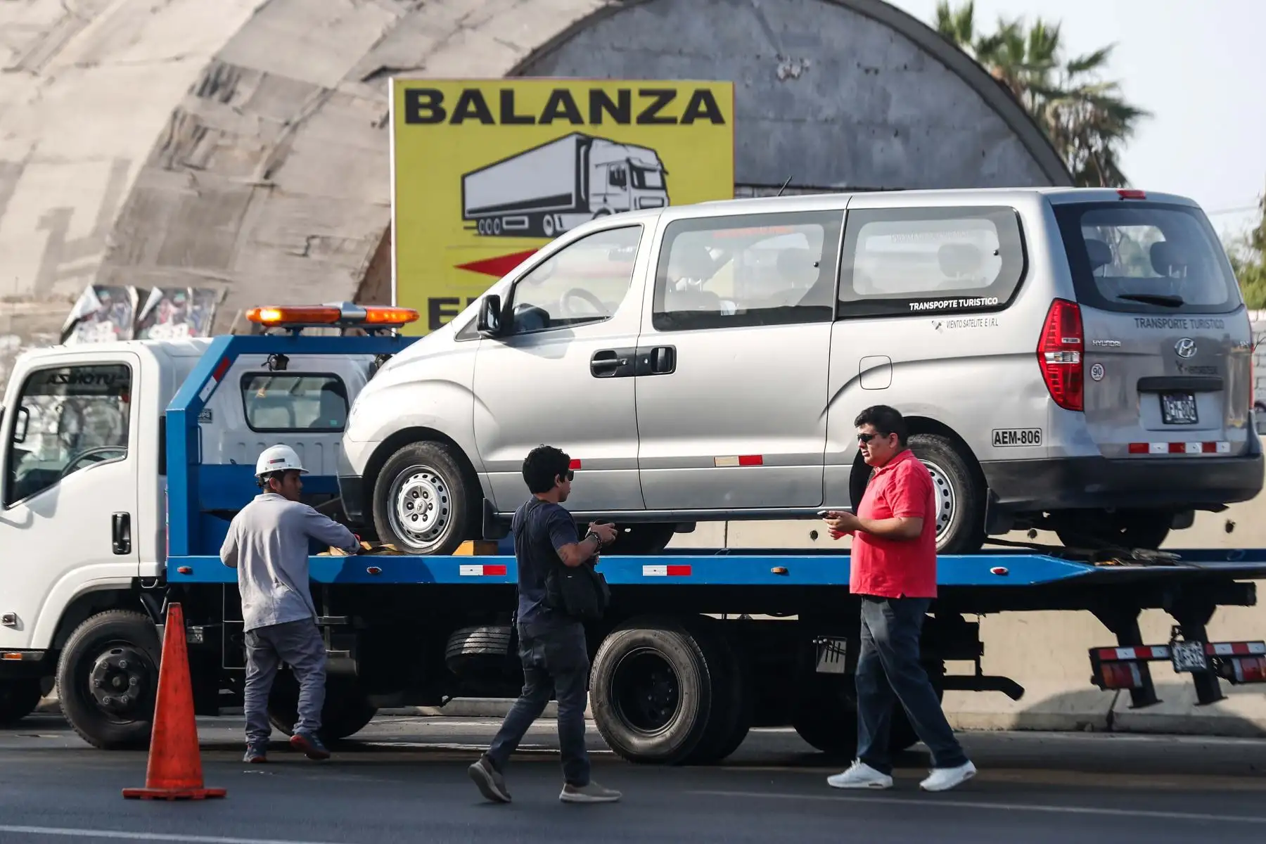 Durante el operativo contra el transporte informal, realizado por efectivos de la Sutran y la Policía Nacional en Villa El Salvador, se intervinieron 7 vehículos, a los cuales se les aplicó una multa valorizada en 1 UIT.  Foto: ANDINA/ Daniel Bracamonte