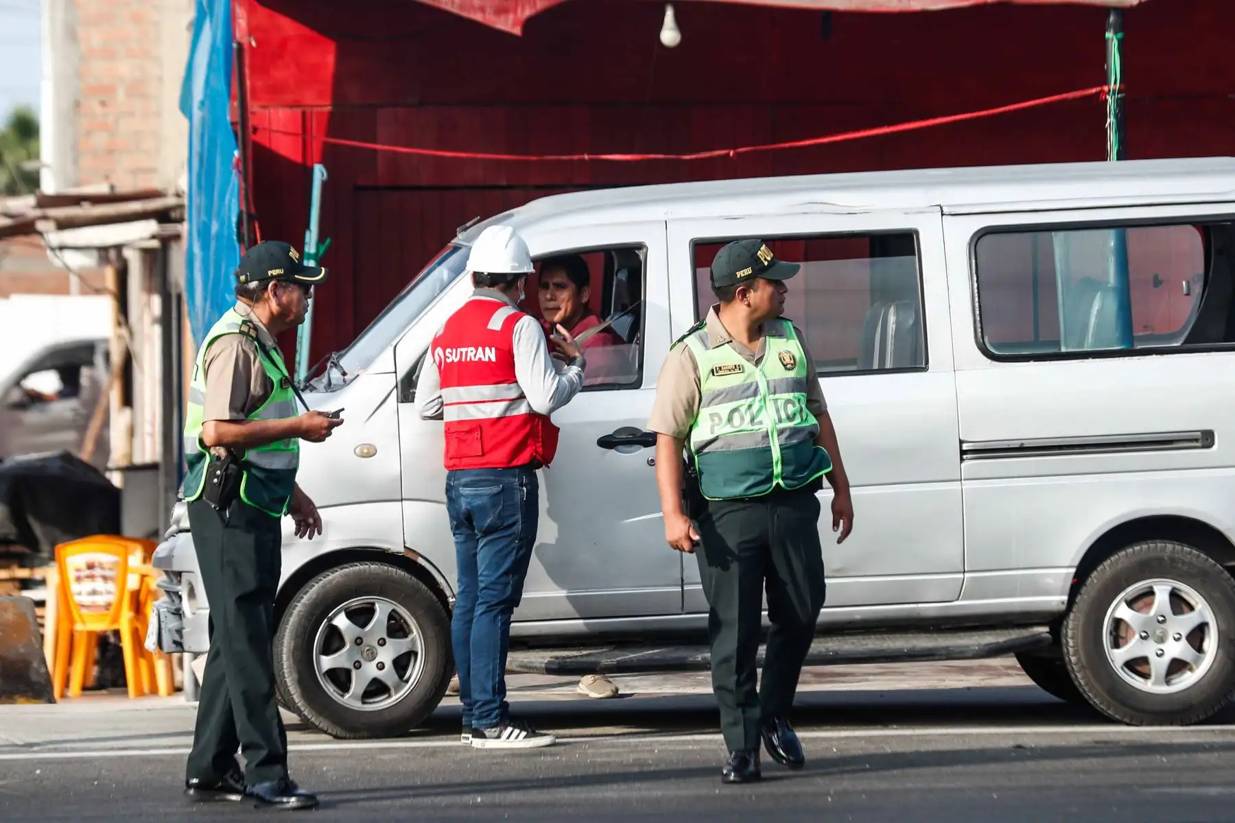 Durante el operativo contra el transporte informal, realizado por efectivos de la Sutran y la Policía Nacional en Villa El Salvador, se intervinieron 7 vehículos, a los cuales se les aplicó una multa valorizada en 1 UIT.  Foto: ANDINA/ Daniel Bracamonte