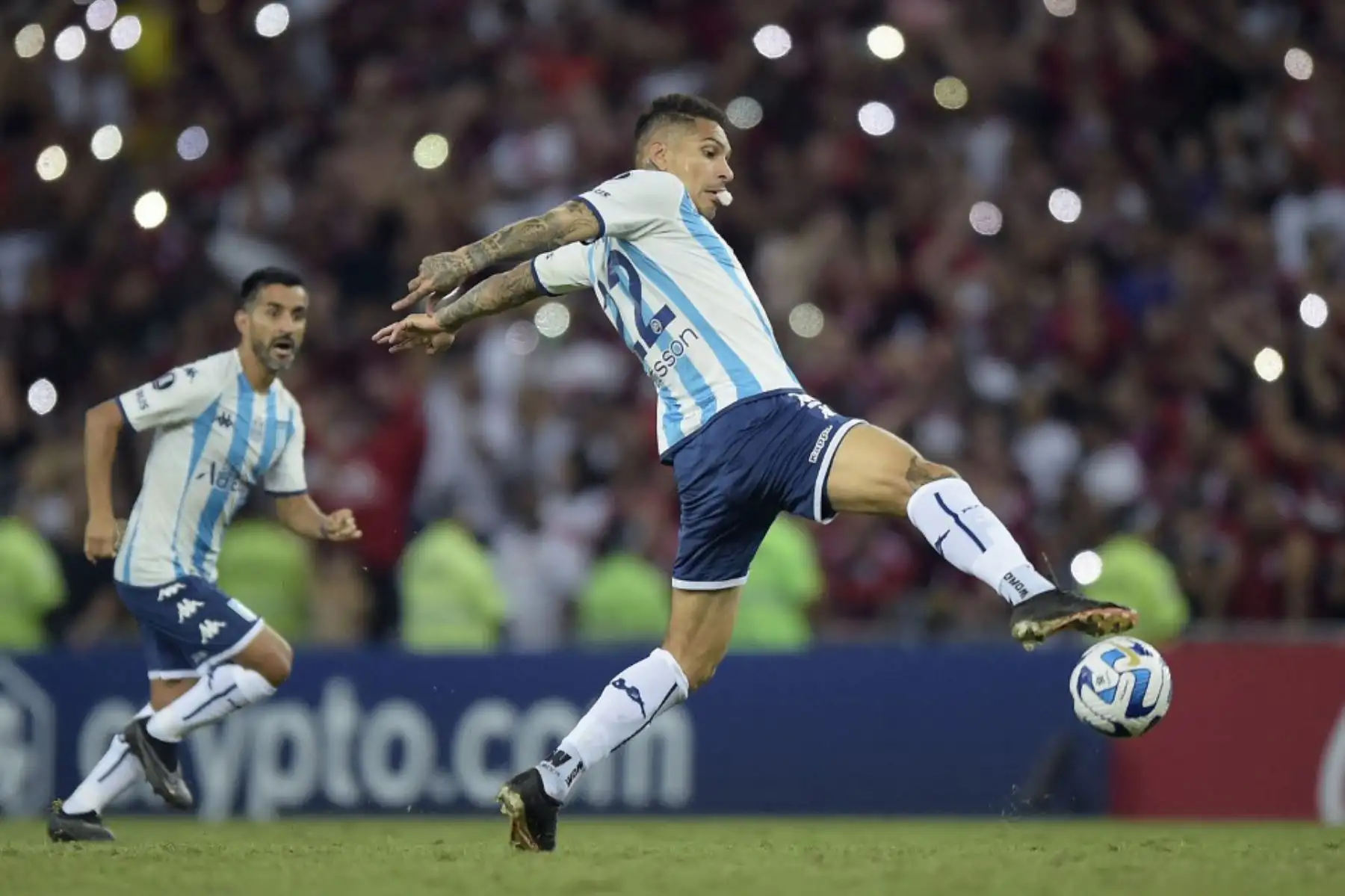 El delantero peruano de Racing, Paolo Guerrero, controla el balón durante el partido de fútbol de vuelta de la fase de grupos de la Copa Libertadores entre el Flamengo de Brasil y el Racing Club de Argentina en el estadio Maracaná de Río de Janeiro, Brasil, el 8 de junio de 2023. Foto: AFP