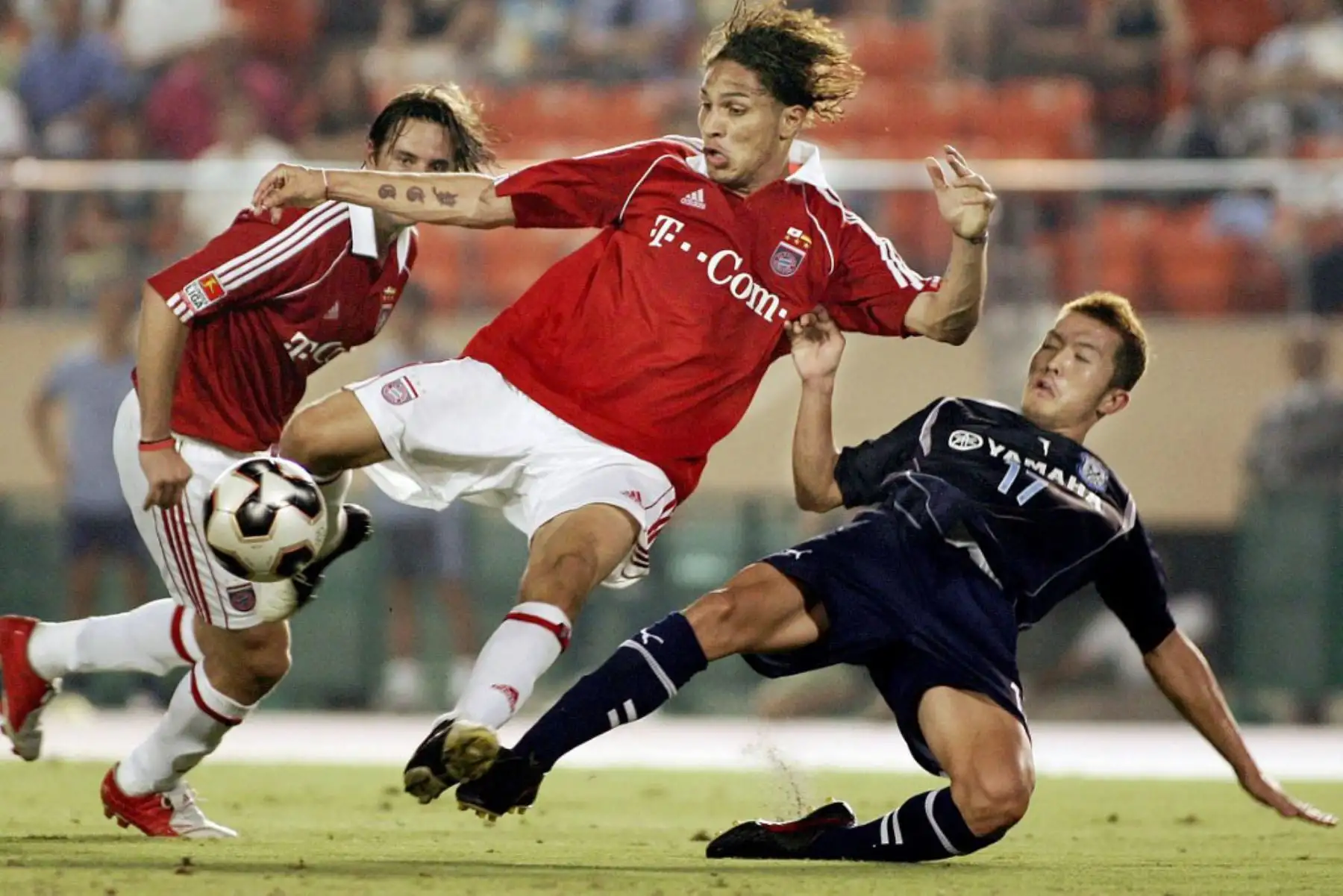 El jugador peruano del Bayern Múnich, Paolo Guerrero, intenta una volea sobre el defensor del club japonés J-League Jubilo Iwata, Yoshiaki Ota, durante la segunda mitad de un partido amistoso en el Estadio Nacional, el 30 de julio de 2005. El Bayern Múnich ganó 3- 1. Foto: AFP