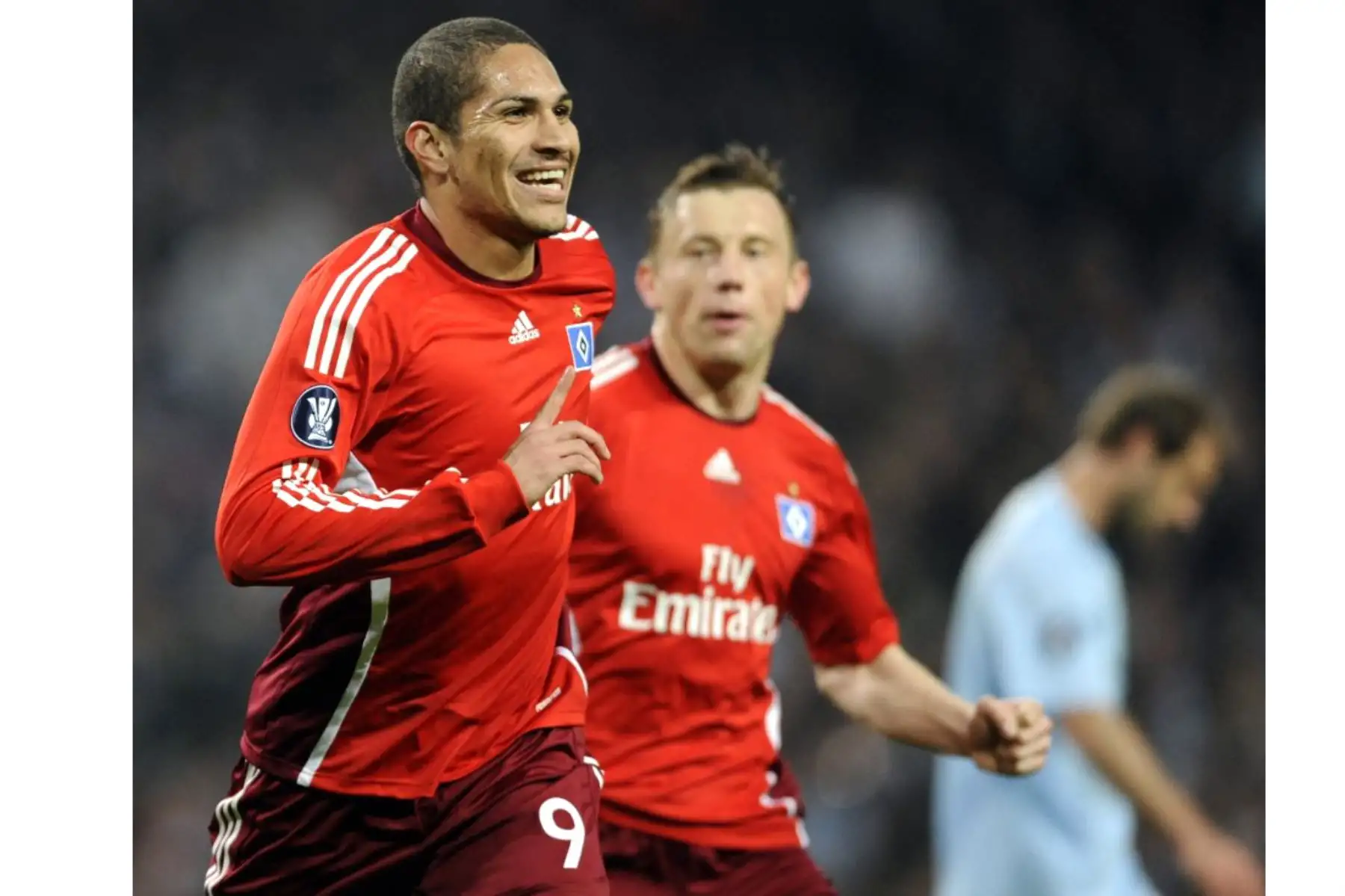 Paolo Guerrero de Hamburgo celebra marcar el gol inicial contra el Manchester City durante el partido de fútbol de vuelta de los cuartos de final de la Copa de la UEFA en el estadio de la ciudad de Manchester en Manchester el 16 de abril de 2009. Foto: AFP