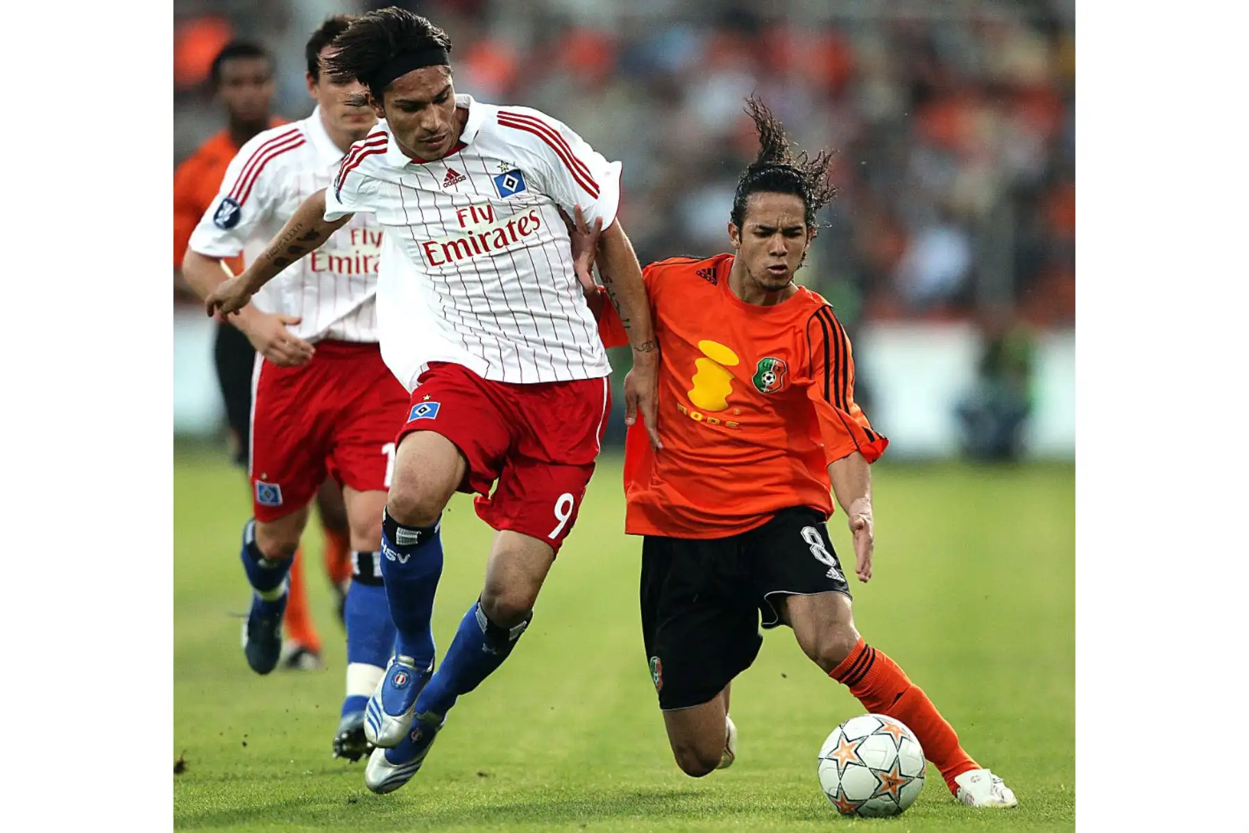 El delantero de Hamburgo, Paolo Guerrero, compite por el balón con Wellington Da Silva de Litex Lovech durante el partido de fútbol de primera ronda de la Copa de la UEFA en Lovech, el 18 de septiembre de 2007. Foto: AFP