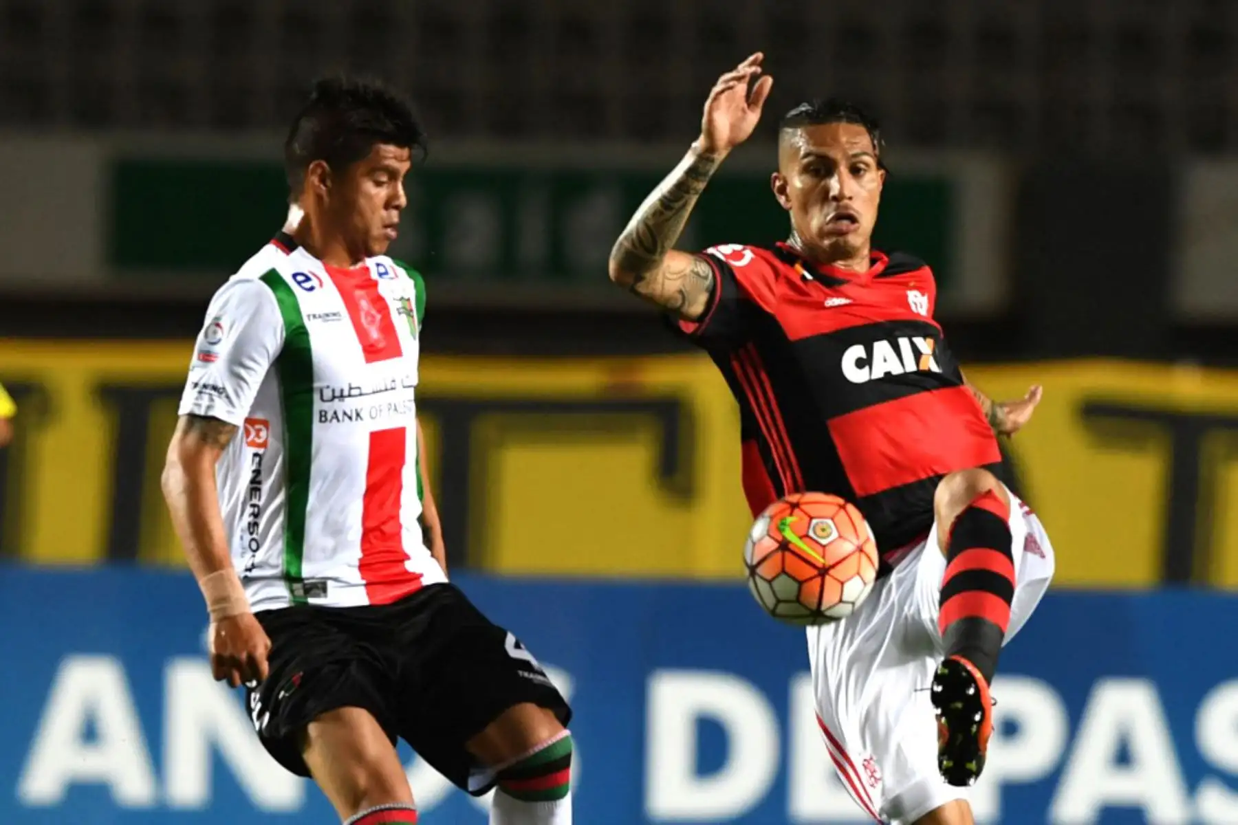 Paolo Guerrero del Flamengo de Brasil compite por el balón con Bejamin Vidal del Palestino de Chile durante su partido de fútbol de la Copa Sudamericana 2016 en Vitoria, Espíritu Santo, Brasil, el 28 de septiembre de 2016. Foto: AFP
