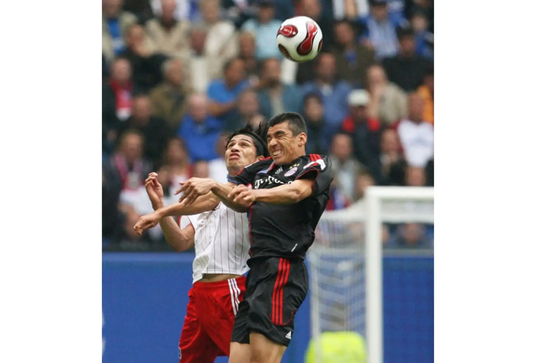 El delantero peruano de Hamburgo, Paolo Guerrero, compite por el balón contra el defensor brasileño del Bayern de Múnich, Lucio, durante el cuarto día del partido de fútbol de la Bundesliga, el 02 de septiembre de 2007, en Hamburgo. Foto: AFP