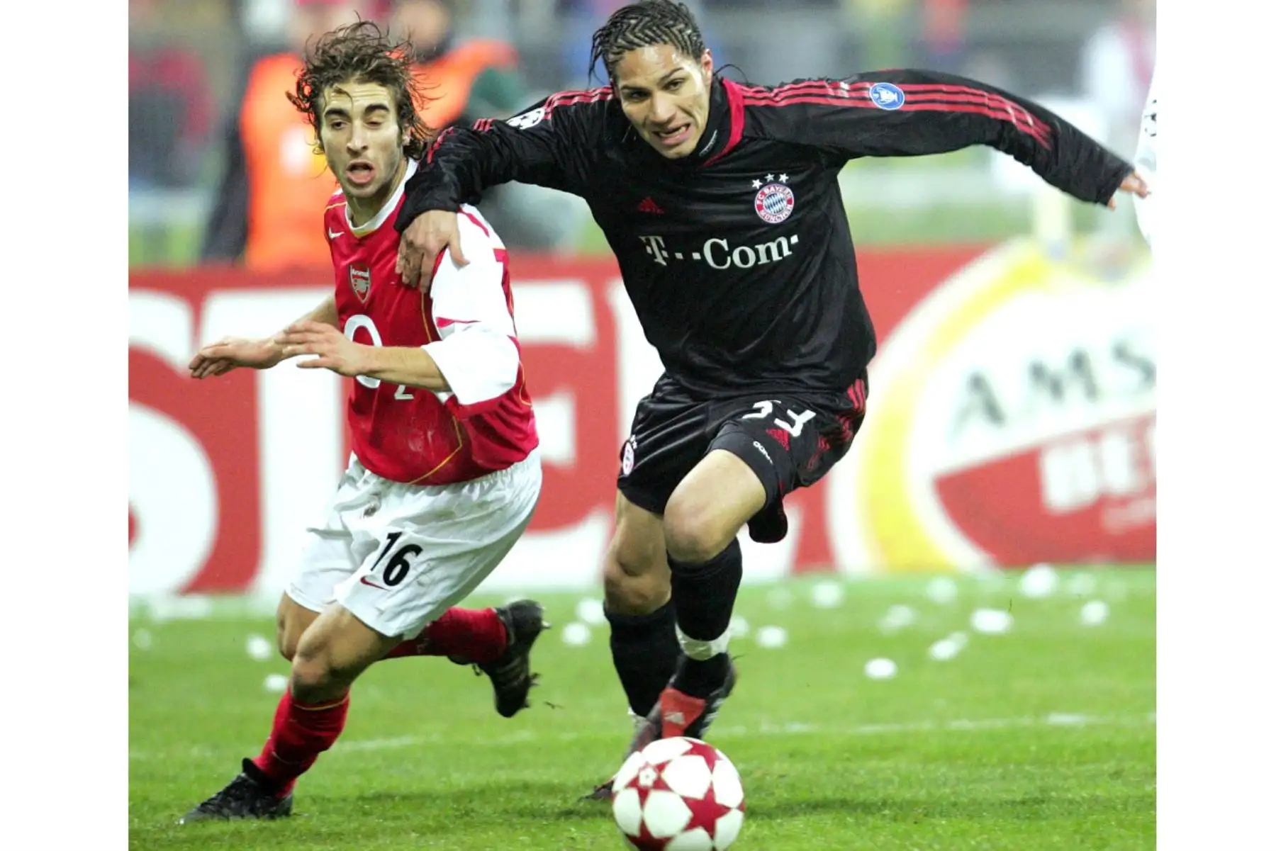 El delantero peruano del Bayern Múnich, Paolo Guerrero, compite contra el centrocampista francés del Arsenal, Mathieu Flamini, el 22 de febrero de 2005 en el Estadio Olímpico de Múnich. Foto: AFP