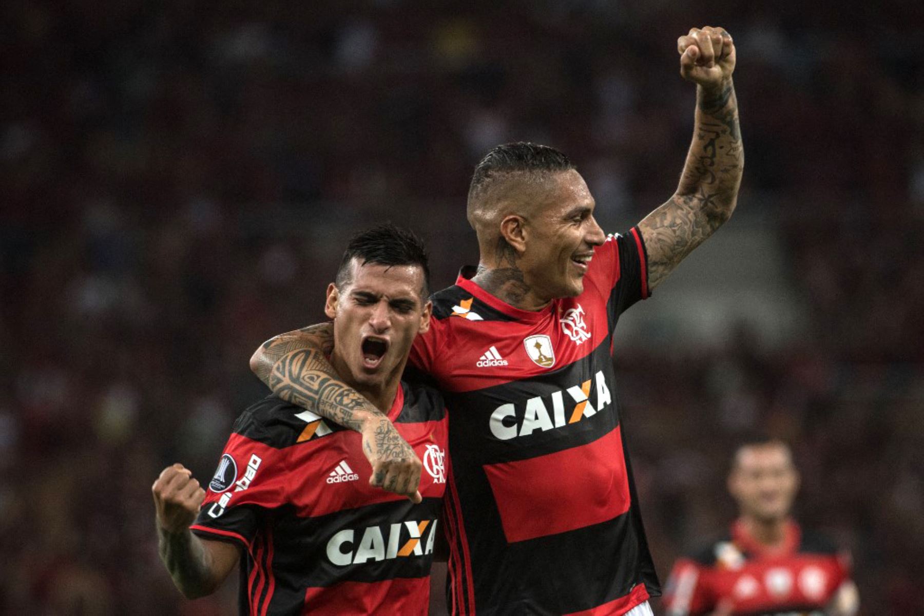 El jugador del Flamengo, Miguel Trauco, celebra con su compañero Paolo Guerrero después de anotar un segundo gol contra el San Lorenzo argentino durante su partido de fútbol de la Copa Libertadores en el estadio Maracaná de Río de Janeiro, Brasil, el 8 de marzo de 2017. Foto: AFP