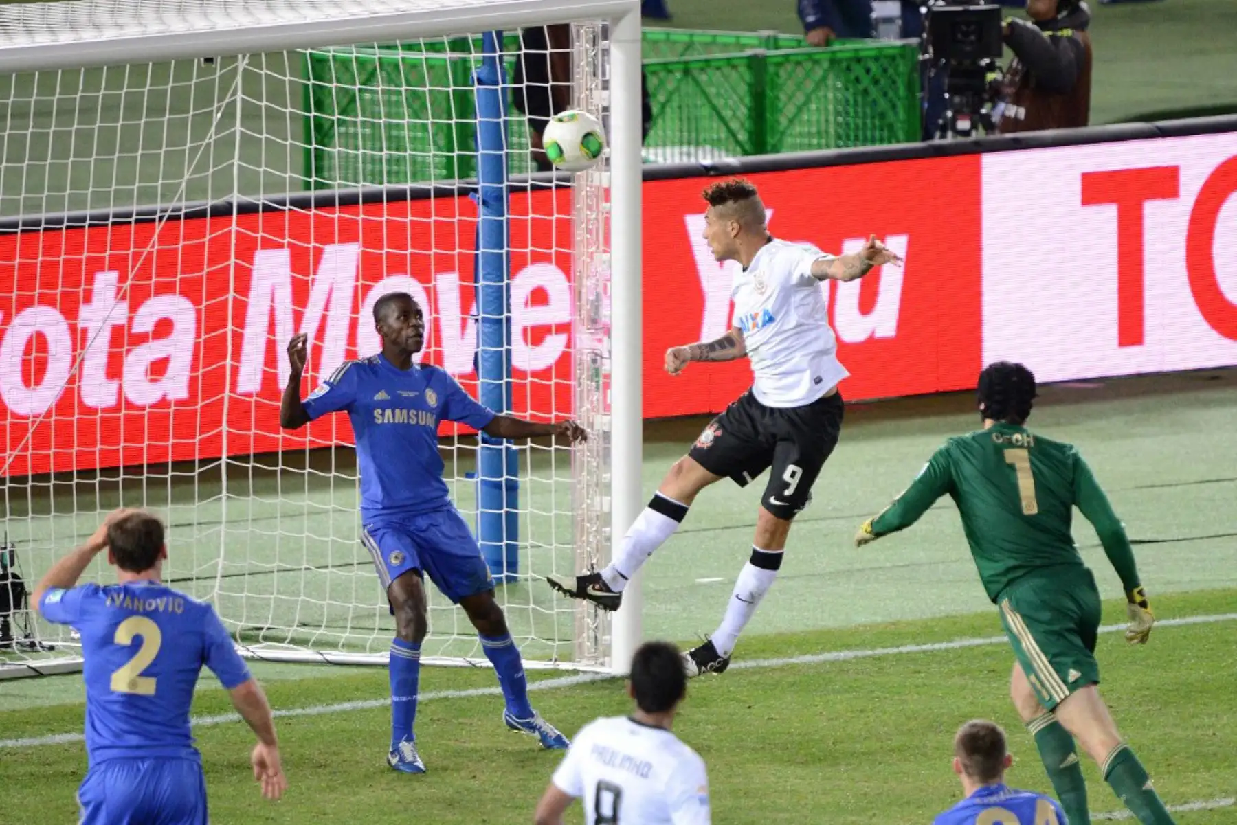 El delantero del Corinthians, Paolo Guerrero, encabeza el balón para marcar un gol junto al mediocampista del Chelsea del equipo de la Premier League inglesa, Ramires, el defensor Branislav Ivanovic y el portero Petr Cech durante su Mundial de Clubes 2012. Foto: AFP