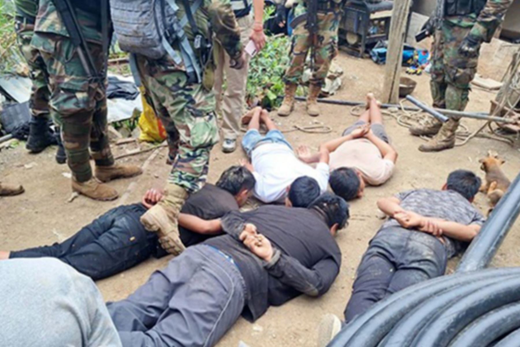 Policía detuvo a 14 personas en un campamento donde extraían oro de manera ilegal en la provincia de Pataz, La Libertad. ANDINA/Difusión