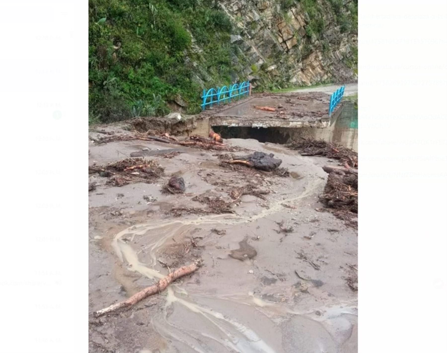 Dos jóvenes que viajaban en una moto lineal murieron luego de caer  por un puente que colapsó a causa de las lluvias intensas que se registran en la provincia de Aymaraes, región Apurímac. ANDINA/Difusión