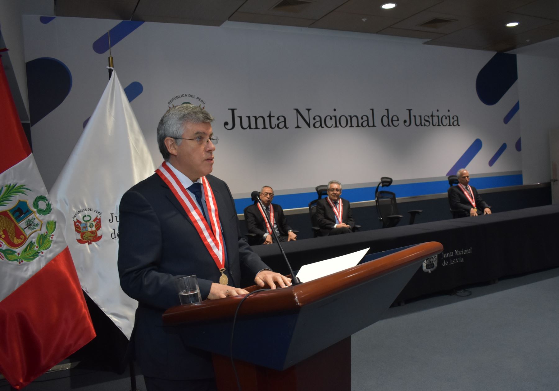 Presidente de la JNJ, Antonio de la Haza, juramentó a jueces y fiscales.